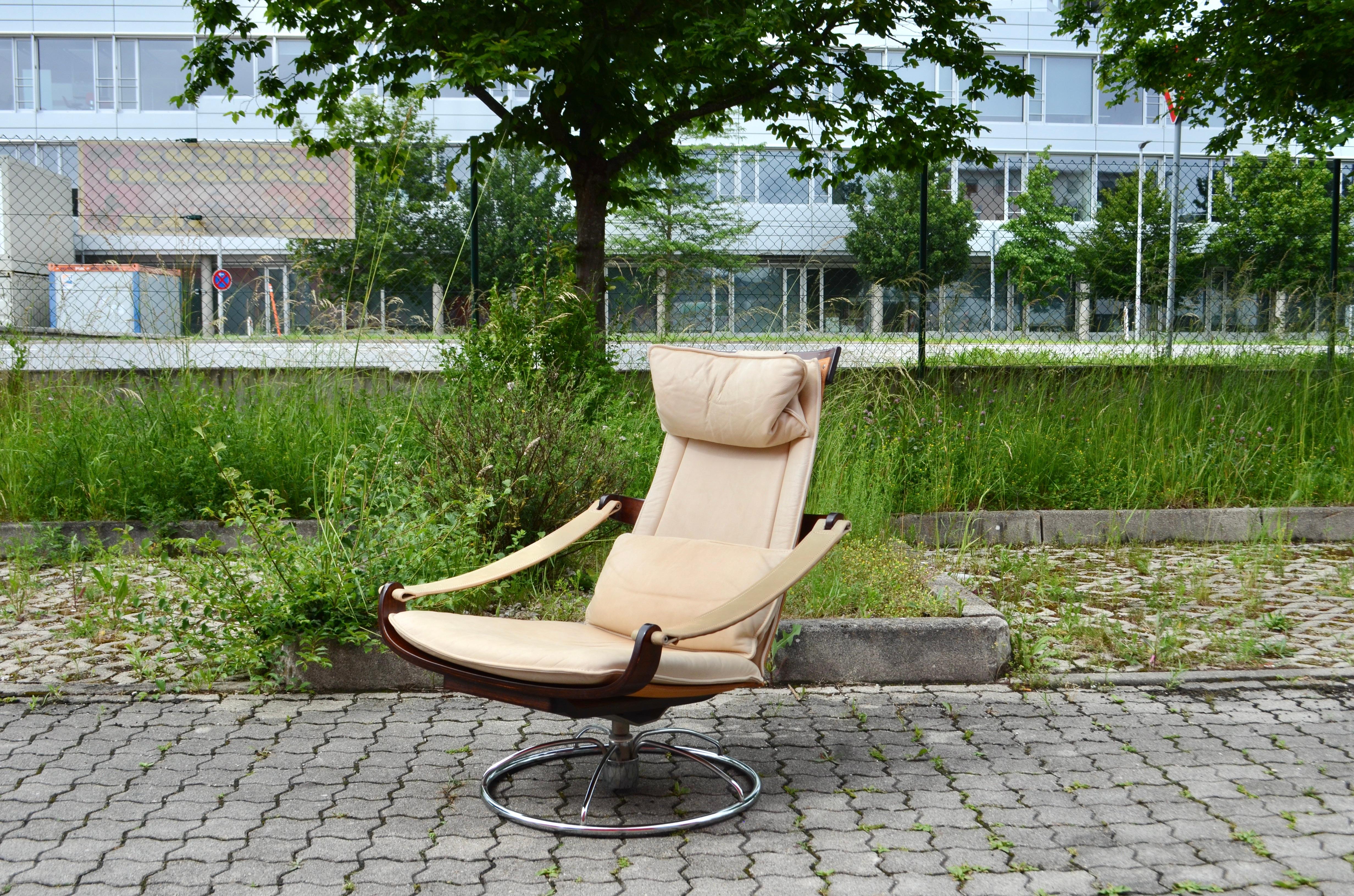 Scandinavian Modern Ake Fribytter for NELO Sweden Swivel Leather Lounge Chair Cognac For Sale