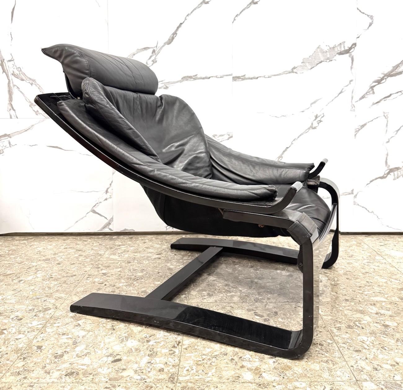 Poltrona svedese Åke Fribytter x Nelo MÖbel 1970.



Elegantissima poltrona realizzata in Svezia negli anni ‘70, dal designer Åke Fribytter per la casa di produzione Nelo MÖbel.


Struttura in legno laccato curvato nero, seduta, schienale e cuscino
