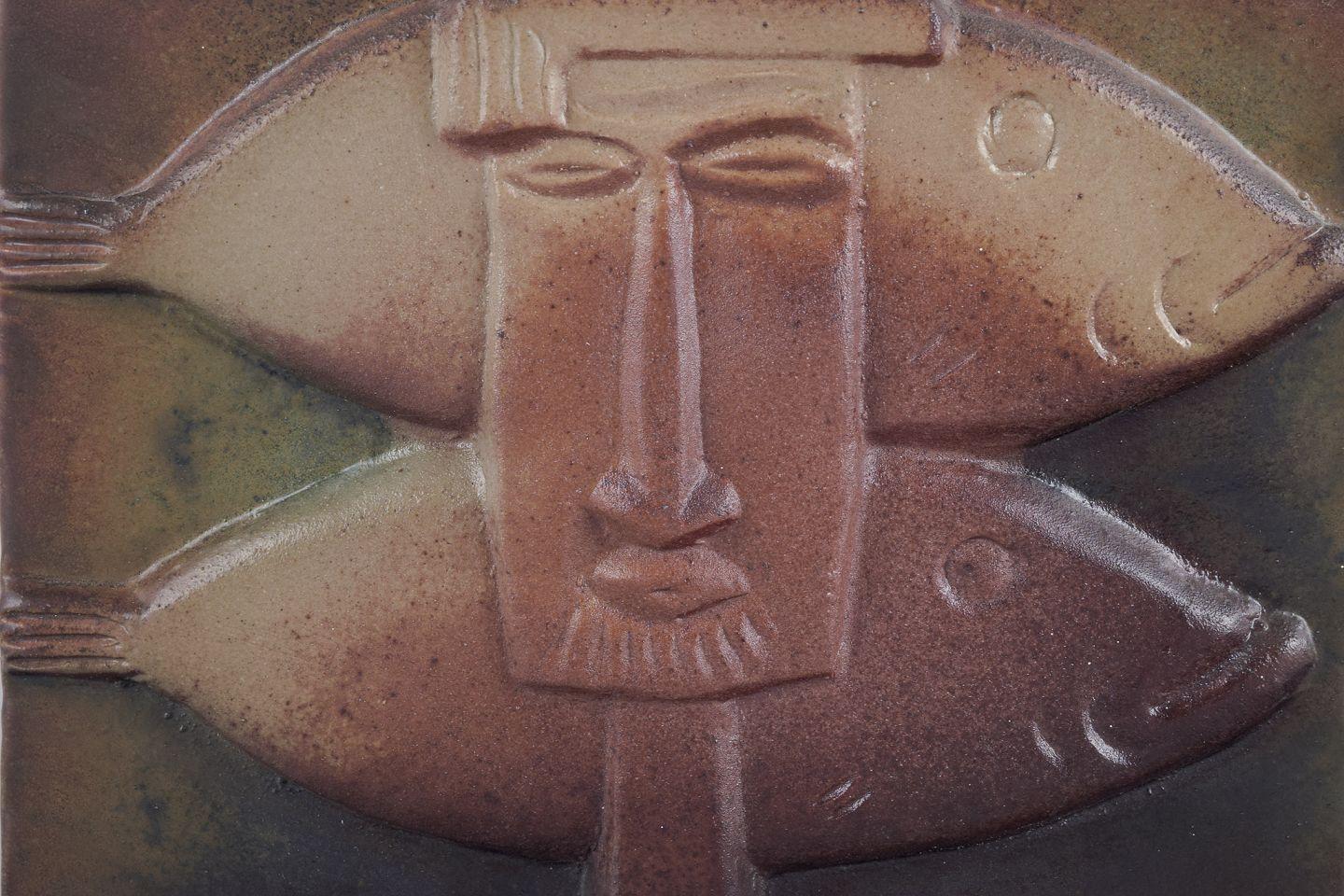 Gebrauchte Waren sind für US-Kunden von den Einfuhrzöllen befreit. 
Daher fallen für Ihren Kauf keine Einfuhrzölle an.

Åke Holm, schwedischer Keramiker. Eigenes Studio.
Einzigartiges Wandrelief aus Terrakotta.
Motiv von zwei Fischen und dem Gesicht