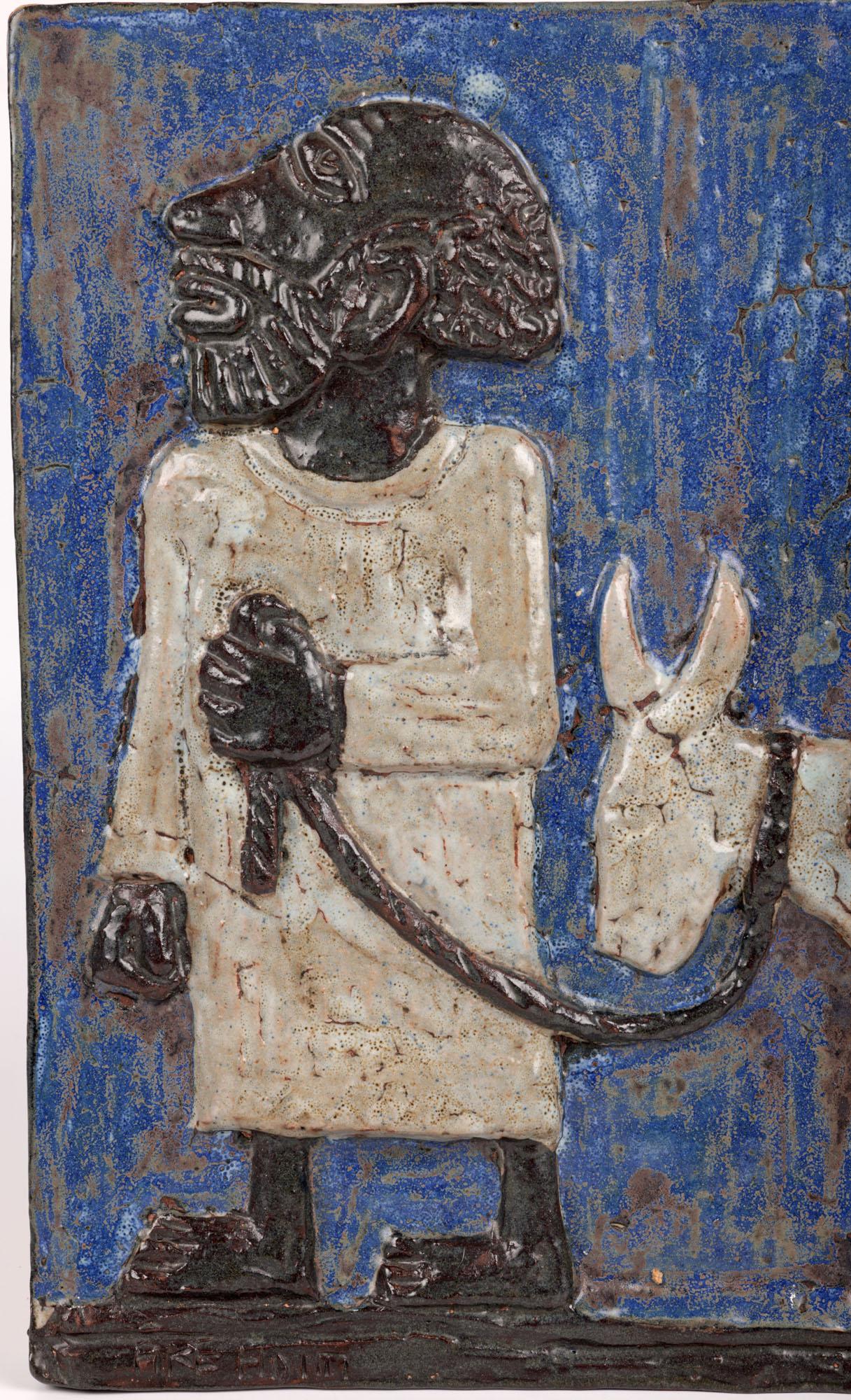 Mid-Century Modern Plaque murale en céramique Åke Holm Swedish Höganäs Men with Donkey (Hommes avec âne) en vente