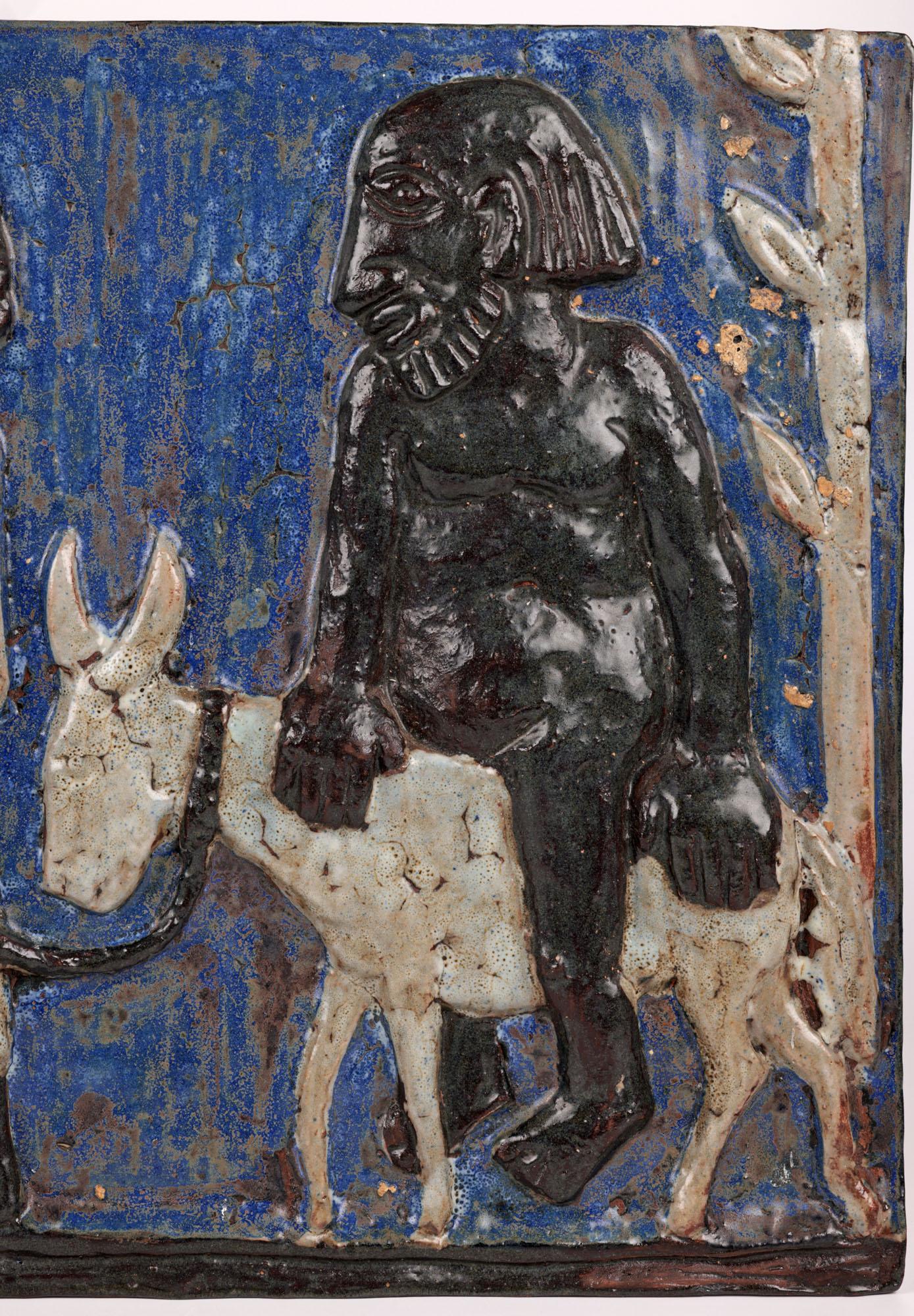 Suédois Plaque murale en céramique Åke Holm Swedish Höganäs Men with Donkey (Hommes avec âne) en vente