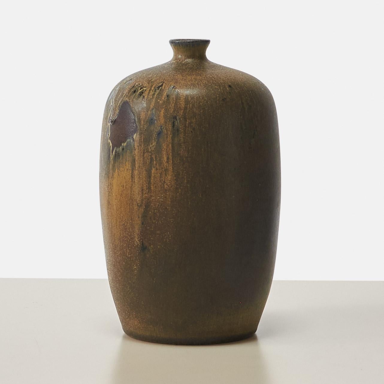 Un vase ovoïde en grès émaillé brun à bouche étroite du céramiste suédois Åke Holm. 
Signé sur la base.