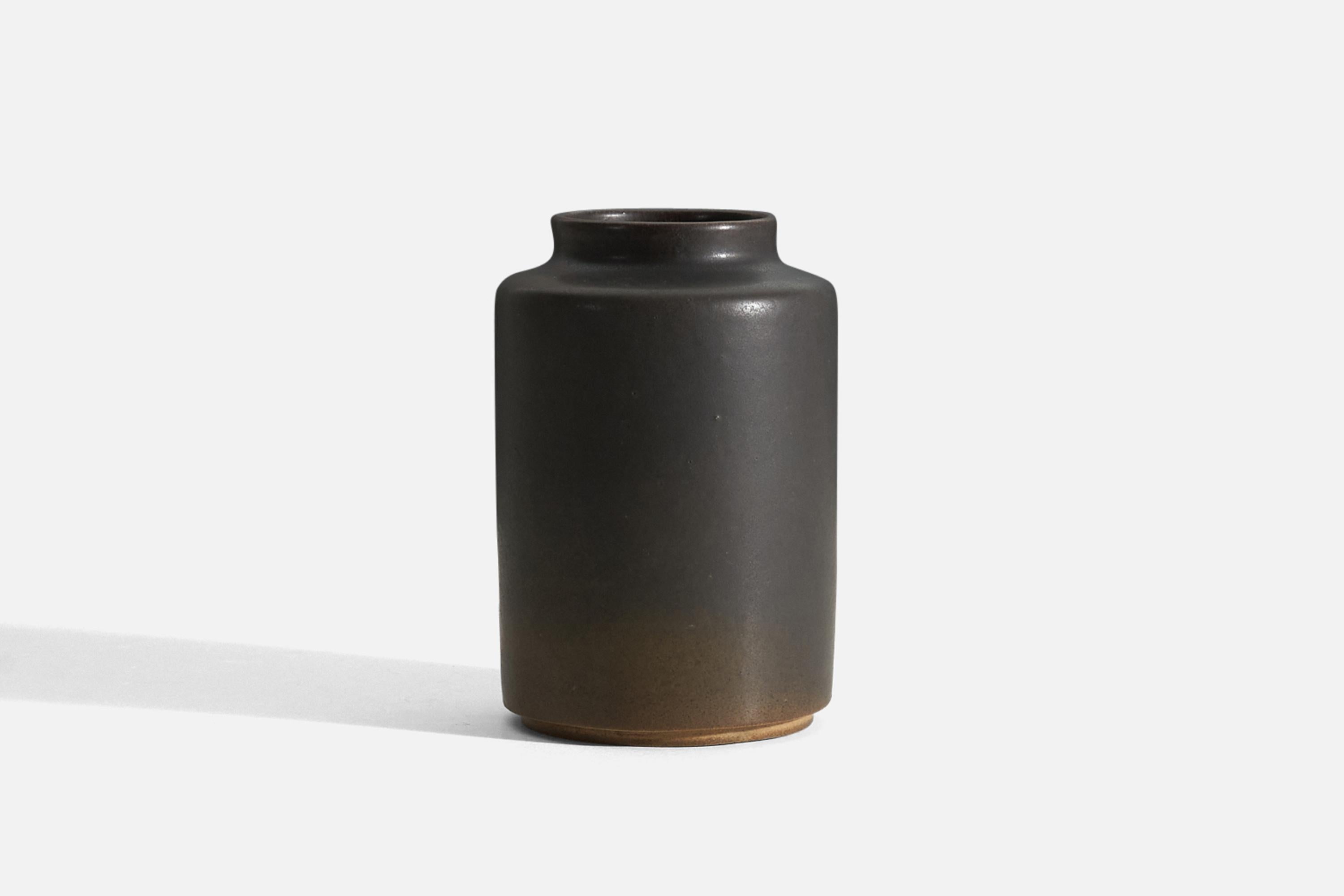 Vase en grès émaillé gris et brun, conçu et produit par A.I.C., vers les années 1960.
