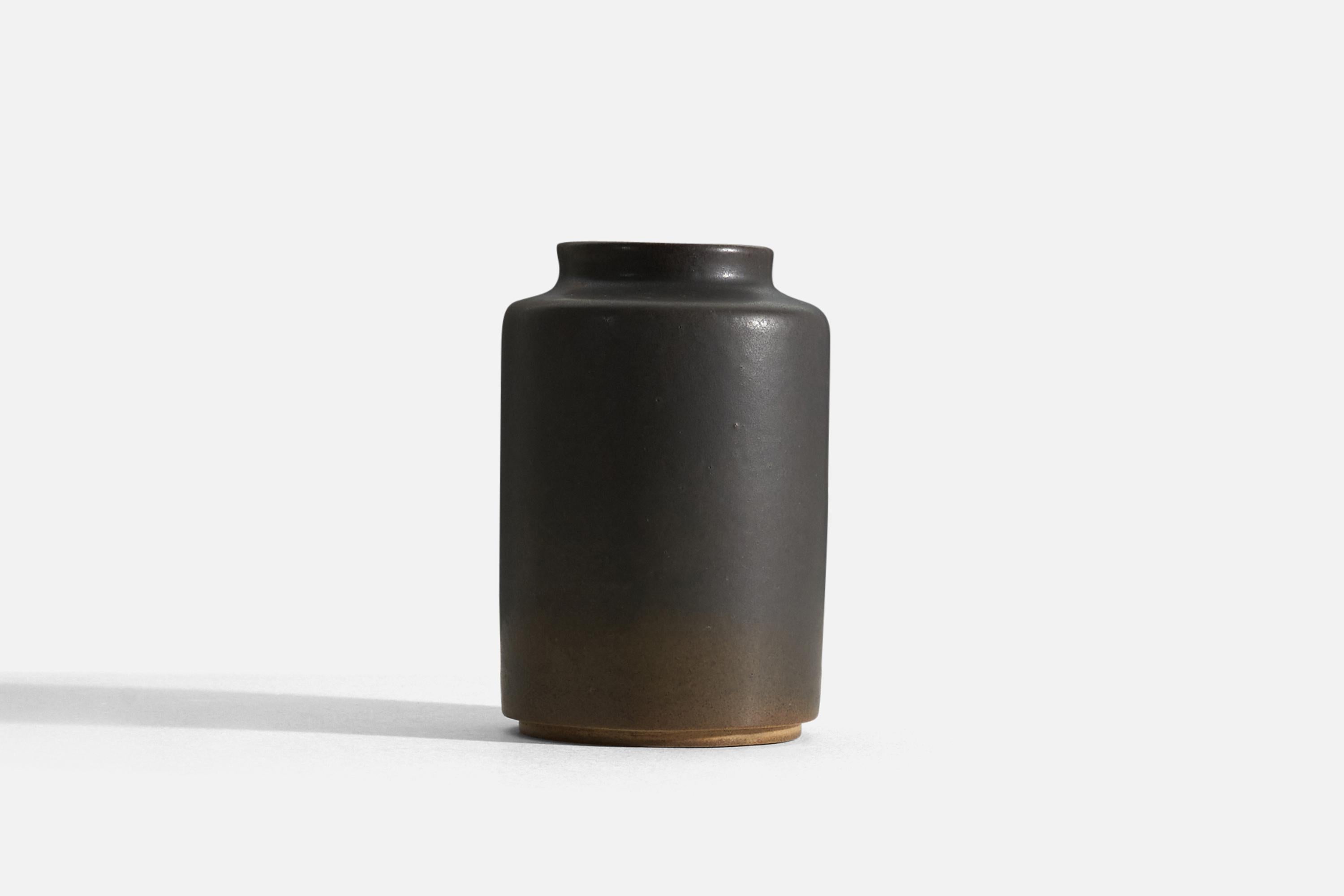 Mid-Century Modern Åke Holm, Vase, Grey and Brown-Glazed Stoneware, Sweden, C. 1960s For Sale