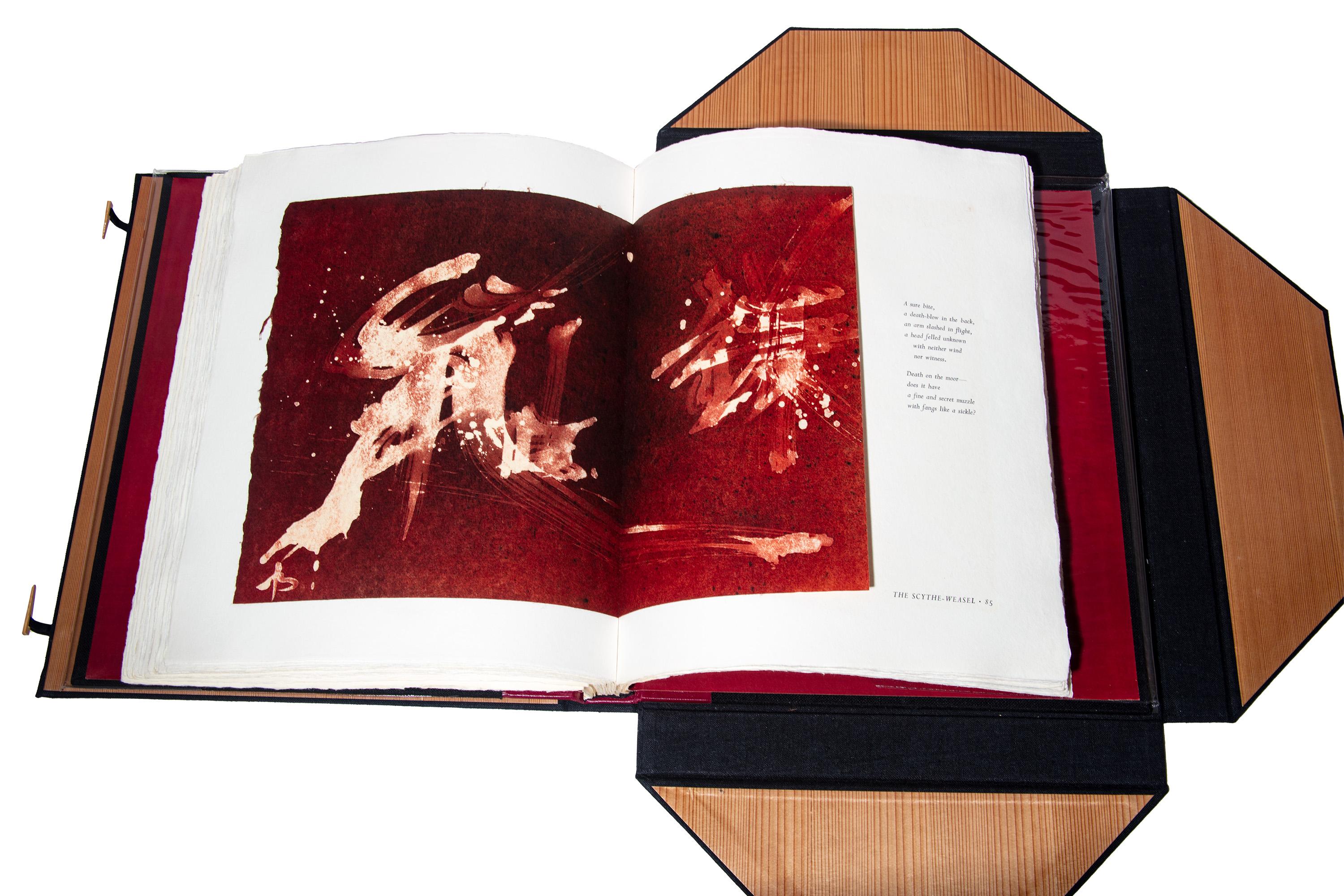 Le mystère des choses : Evocations of the Japanese Supernatural Texte de Patrik Le Nestour, publié par John Weatherhill

Peintures calligraphiques en teinture naturelle sur papier fait main dans un portfolio doublé de bois, signées au dos par