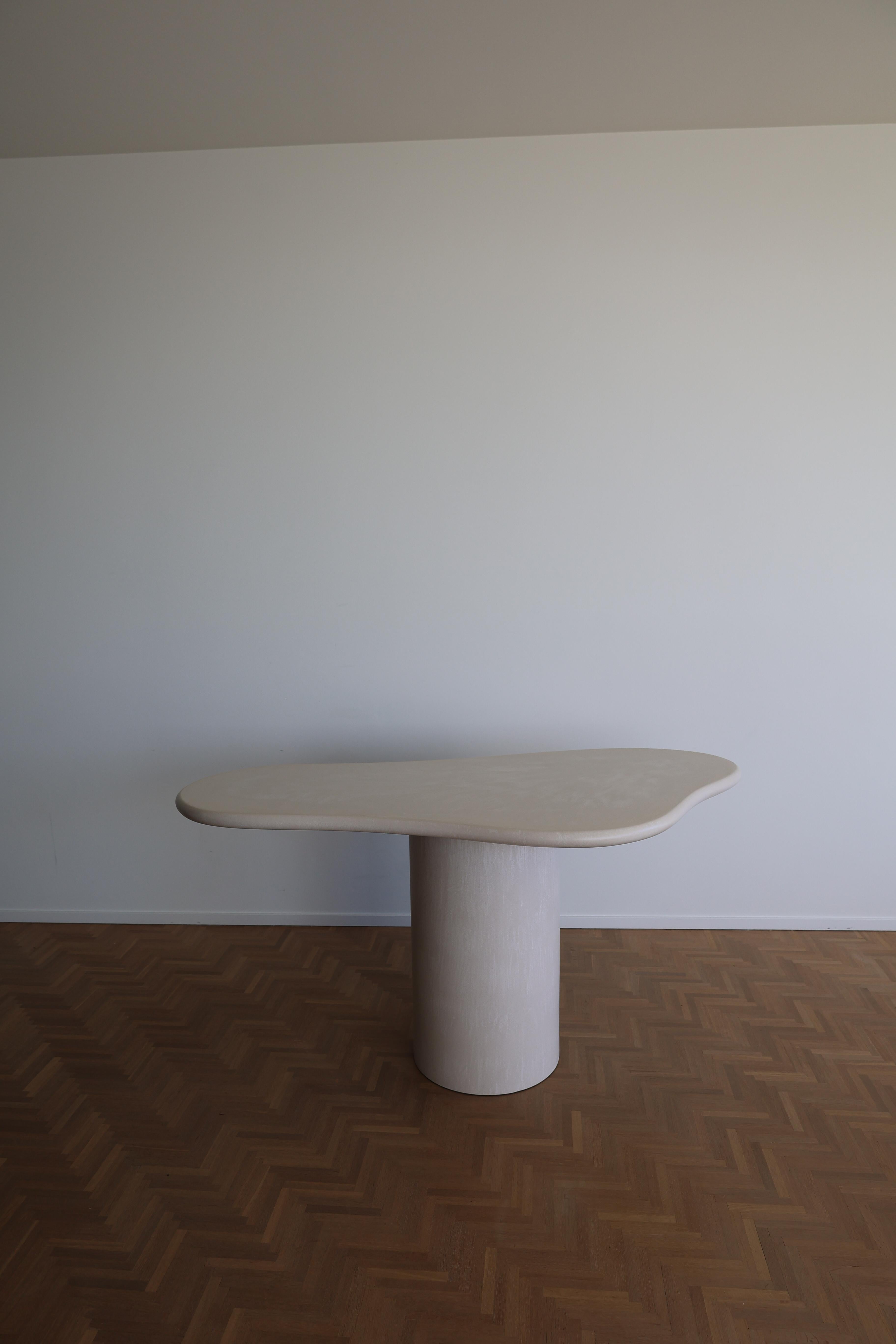 Postmoderne Table de salle à manger Akemi par Kasanai en vente