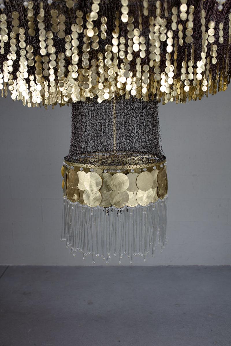 Lampadario Akha di Valentina Giovando
Dimensioni: D 120 x H 135 cm.
Materiali: Ferro, ottone, vetro. 

Valentina Giovando, vive e lavora a Sarzana, in Liguria, e da oltre 20 anni si dedica alla produzione di un nuovo stile. Il suo stile è personale