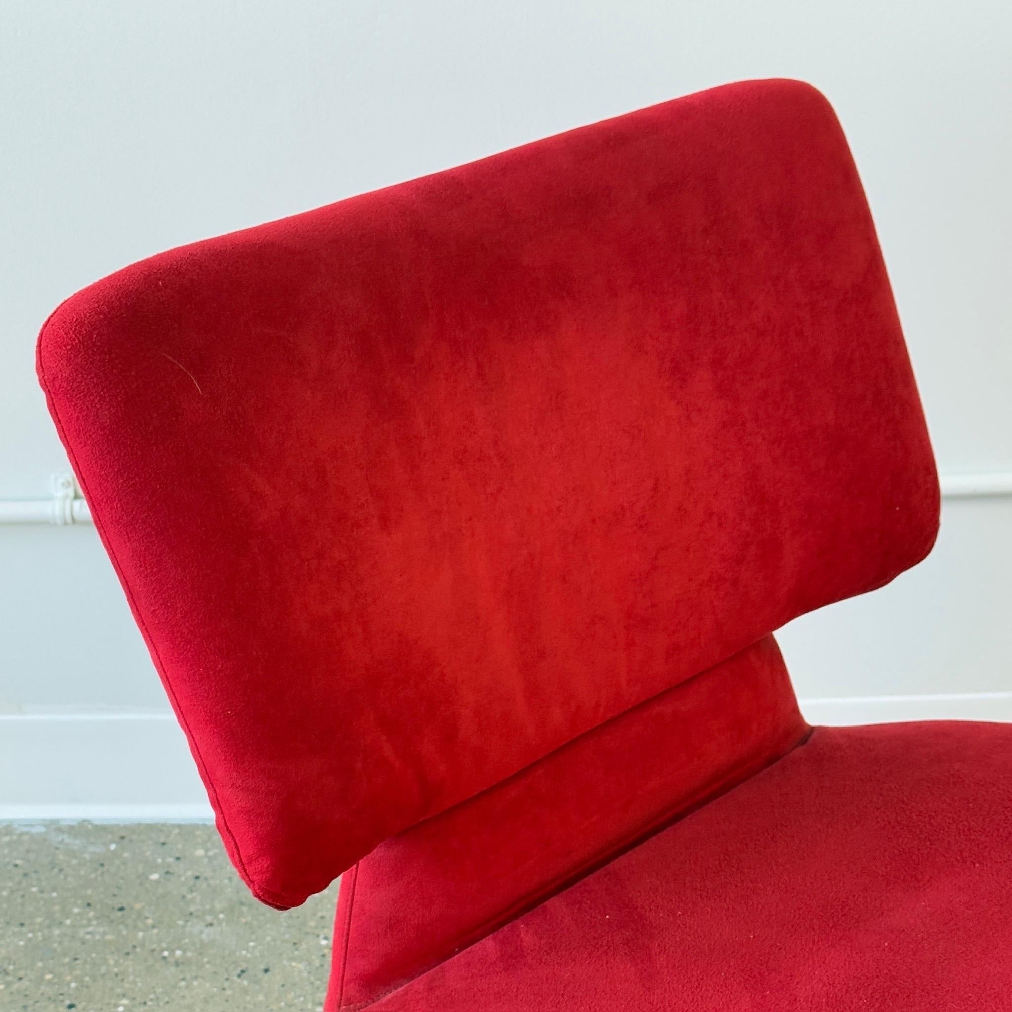 c. 2000s. Italia. El precio es por el conjunto. Ponte en contacto con nosotros si quieres comprar un artículo suelto. Tapicería de microsuede roja  

