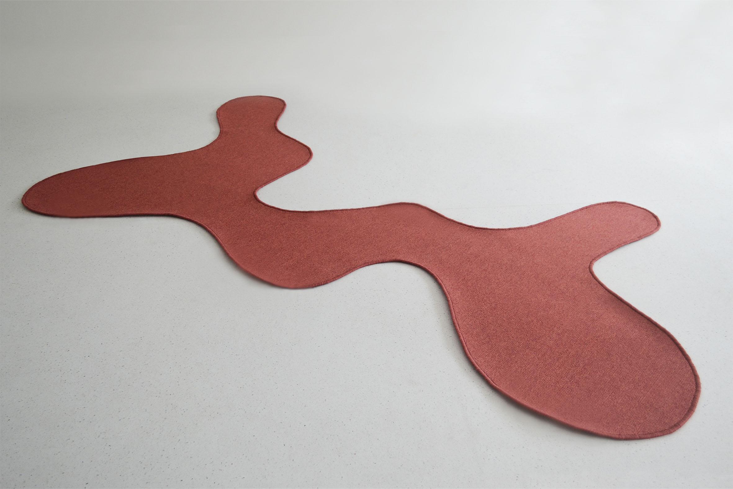 Tappeto Aki rosso marroncino di Studio A Christinekalia
Dimensioni: L 180 x L 300.
Materiali: Lana artificiale, feltro. 

Studio Christine Kalia è uno studio di design che esplora le modalità di relazione spaziale tra il design architettonico,