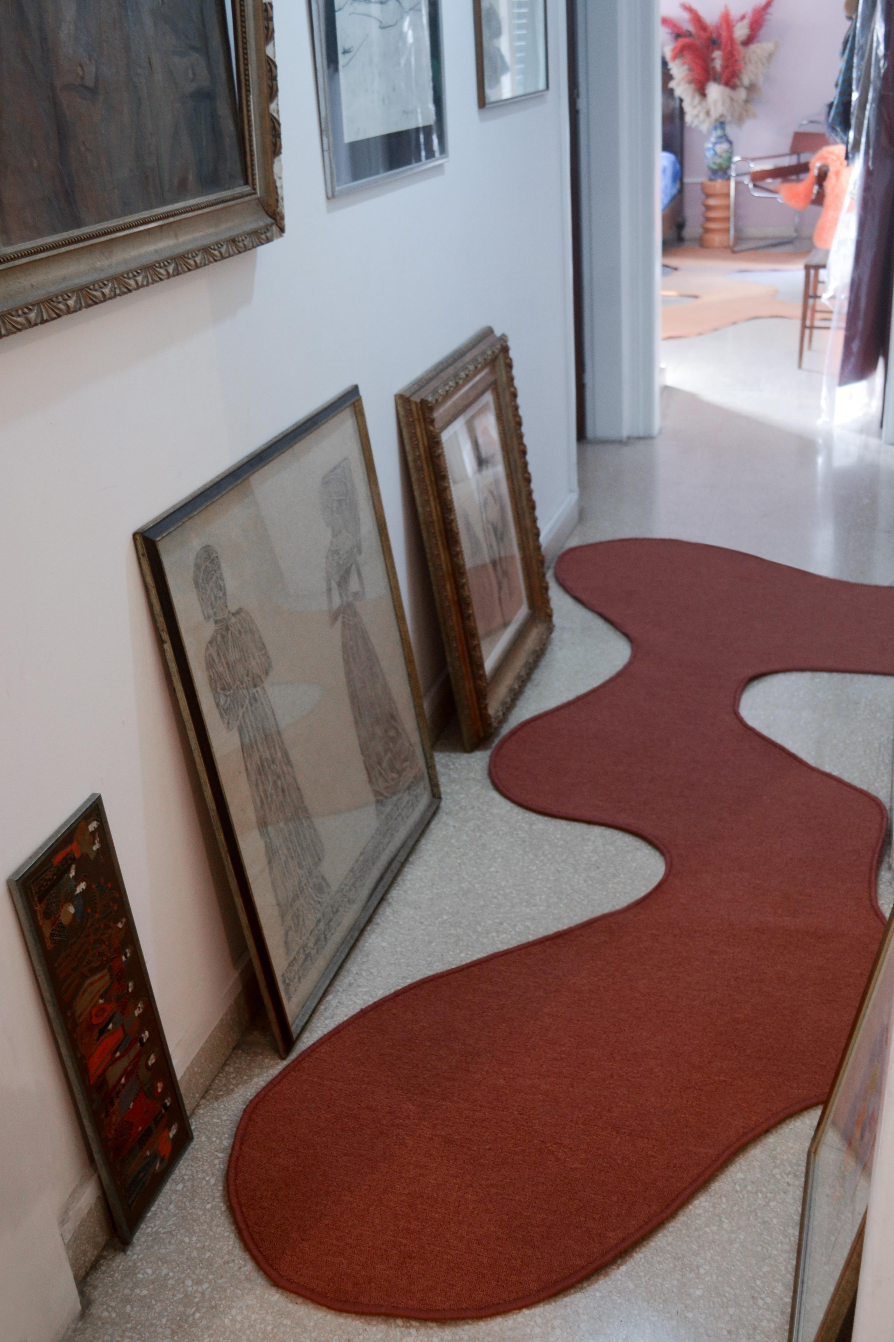 Alfombra AKI C, Alfombra de forma orgánica rojo granate en venta 3