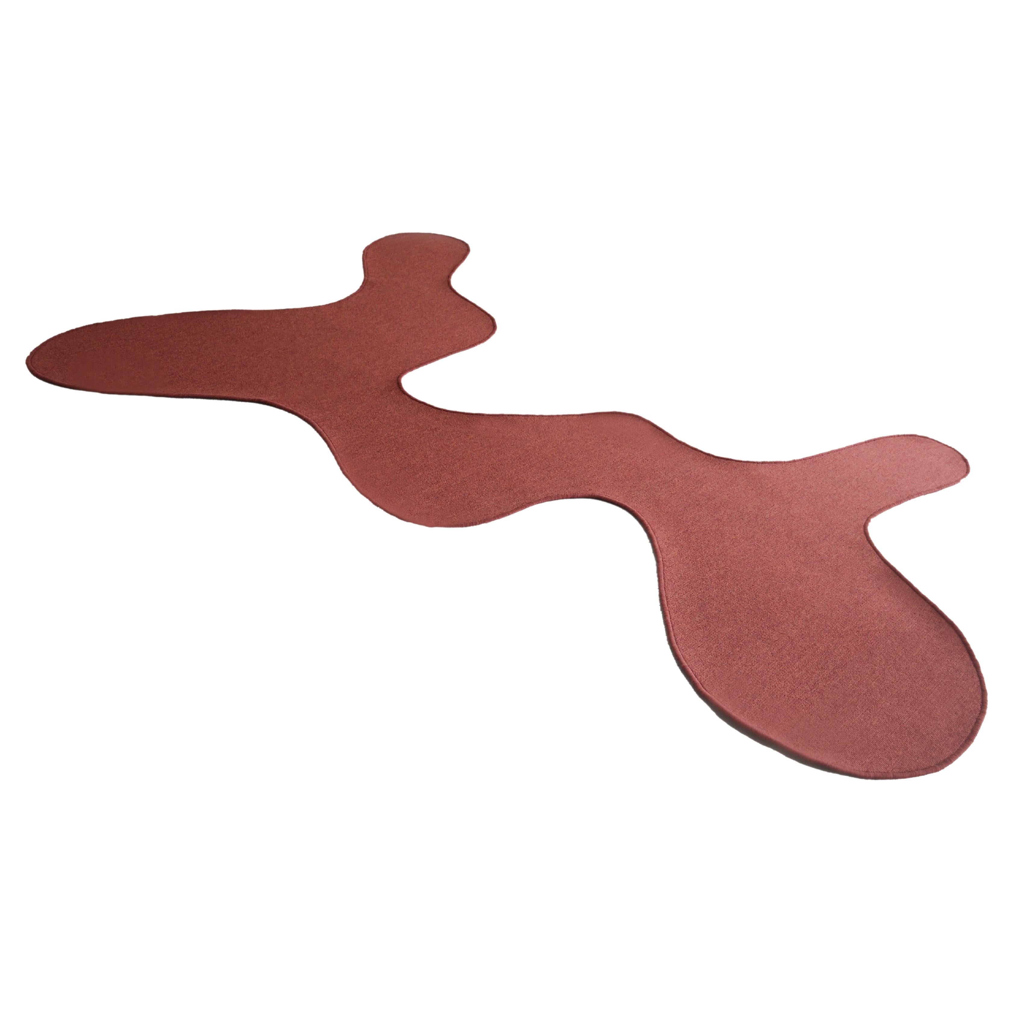 Tapis AKI B, tapis de forme organique rouge marron en vente