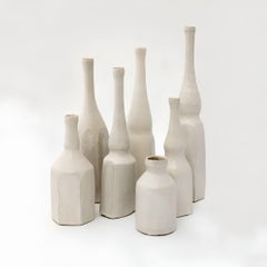 5 bottiglie “Morandi”, 2022; gres con effetto grog, smalto bianco, 2022