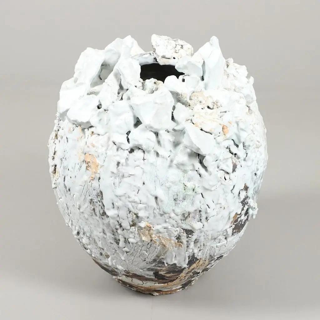 Akiko Hirai
Moon Jar, 2021
Gres (con granalla), porcelana resistente, engobes en capas, esmaltes de ceniza fluidos en blanco y verde pálido, engobe agrietado en seco
60 × 60 × 60 cm
23 3/5 × 23 3/5 × 23 3/5 pulgadas