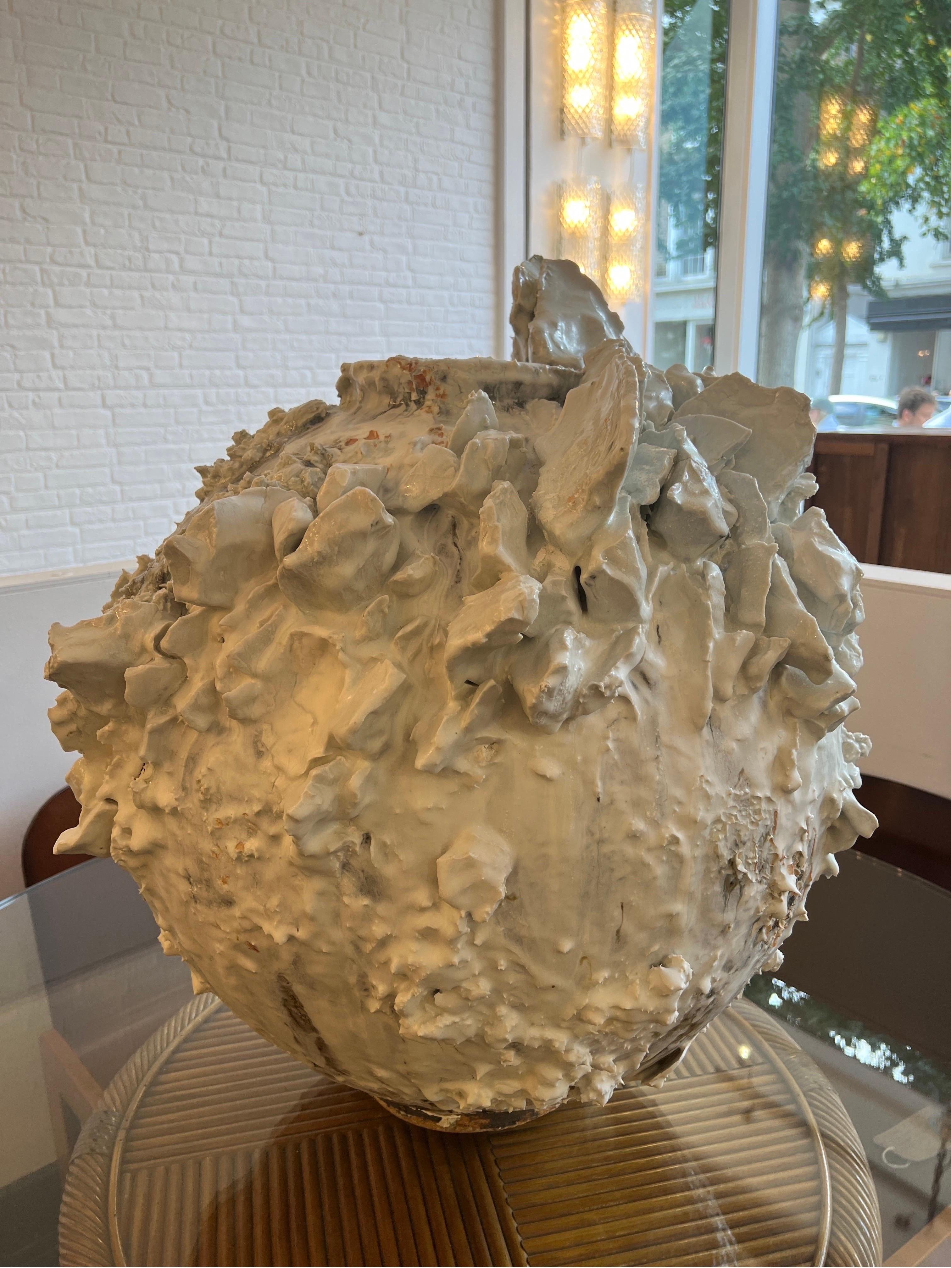 Akiko Hirai extra großer Mondkrug aus Steinzeug, Porzellan, weißer Glasur und Holzasche 2021
H72cm (28,5 Zoll) B65cm (25,6 Zoll)

Akiko Hirai, Finalistin des Loewe Craft Prize, verbindet in ihren Arbeiten japanische und britische Keramiktraditionen.