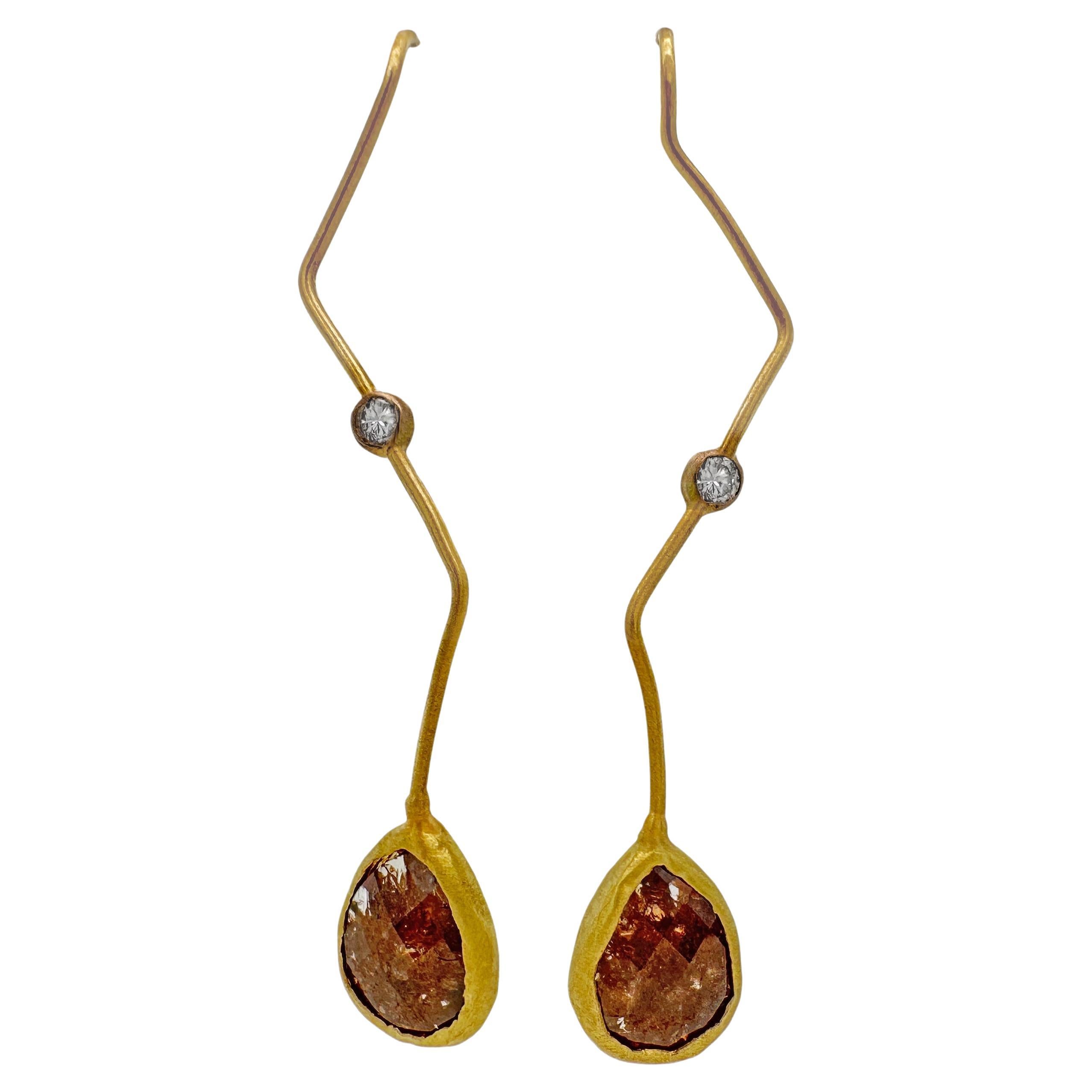 Orecchini a filo "Akimbo" in oro 18K con diamanti rossi "sporchi" taglio rosa in vendita