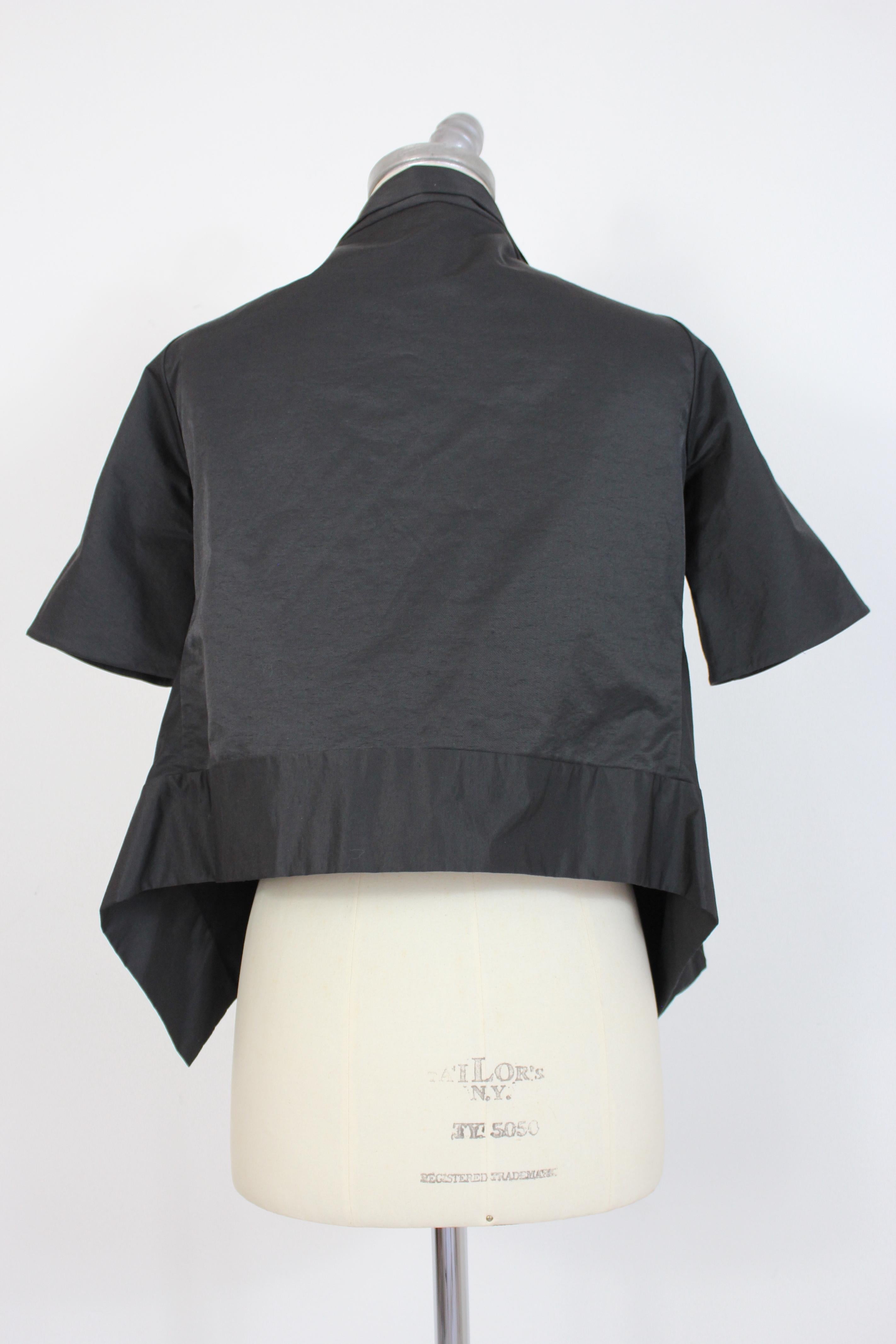 Akira Isogawa vintage 80s women's jacket. Short asymmetrical bolero jacket. Glossy black color, 100% silk fabric. Jacket without buttons, short sleeves. Internally lined. Made in Australia.

Condition: Excellent.

Item used few times, it remains in
