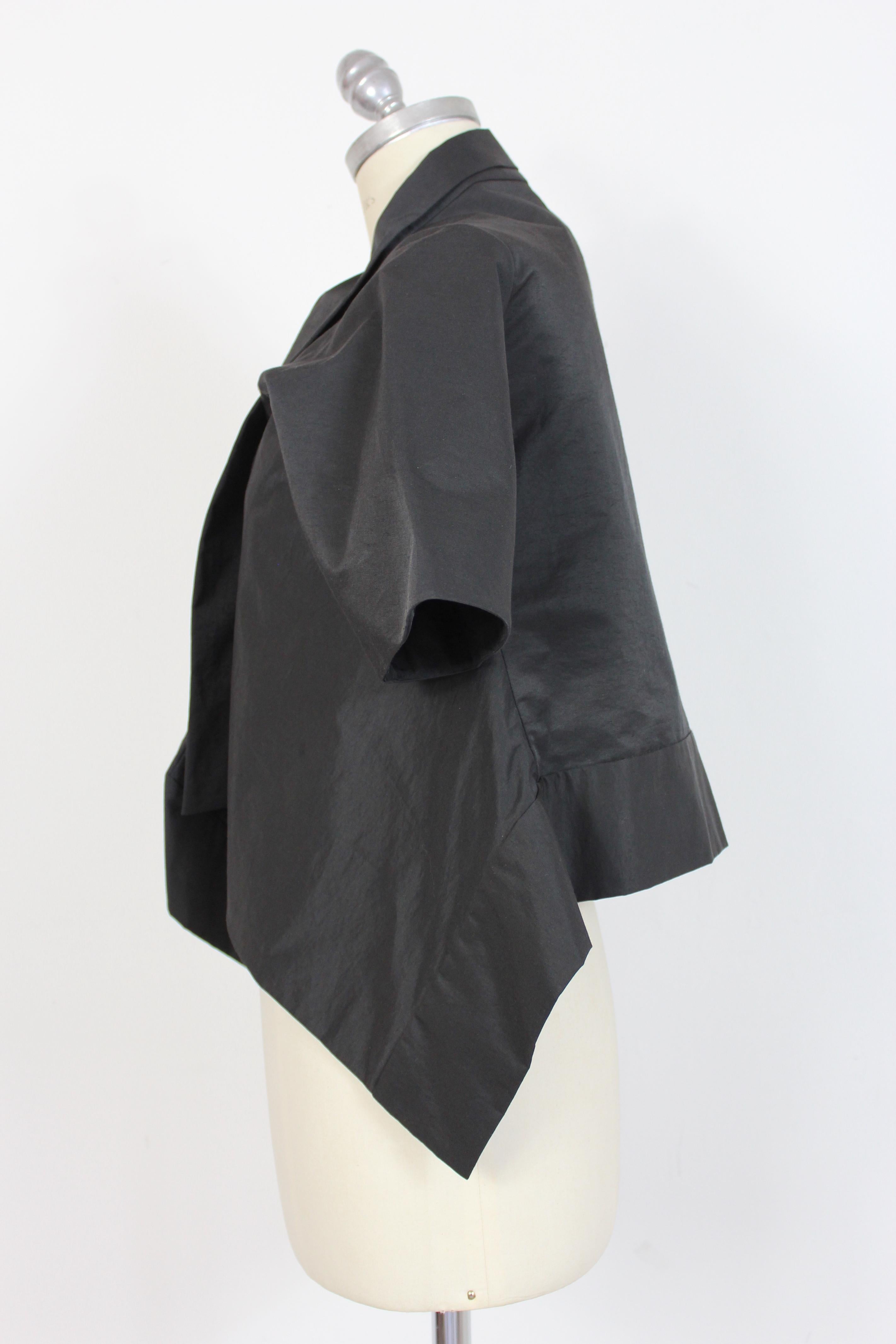 Noir Akira - Veste boléro asymétrique de soirée en soie noire en vente