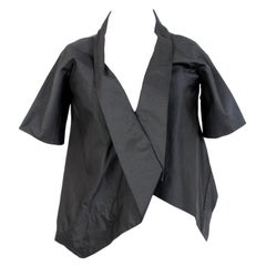 Akira Asymmetrische Bolero-Jacke aus schwarzer Seide für den Abend