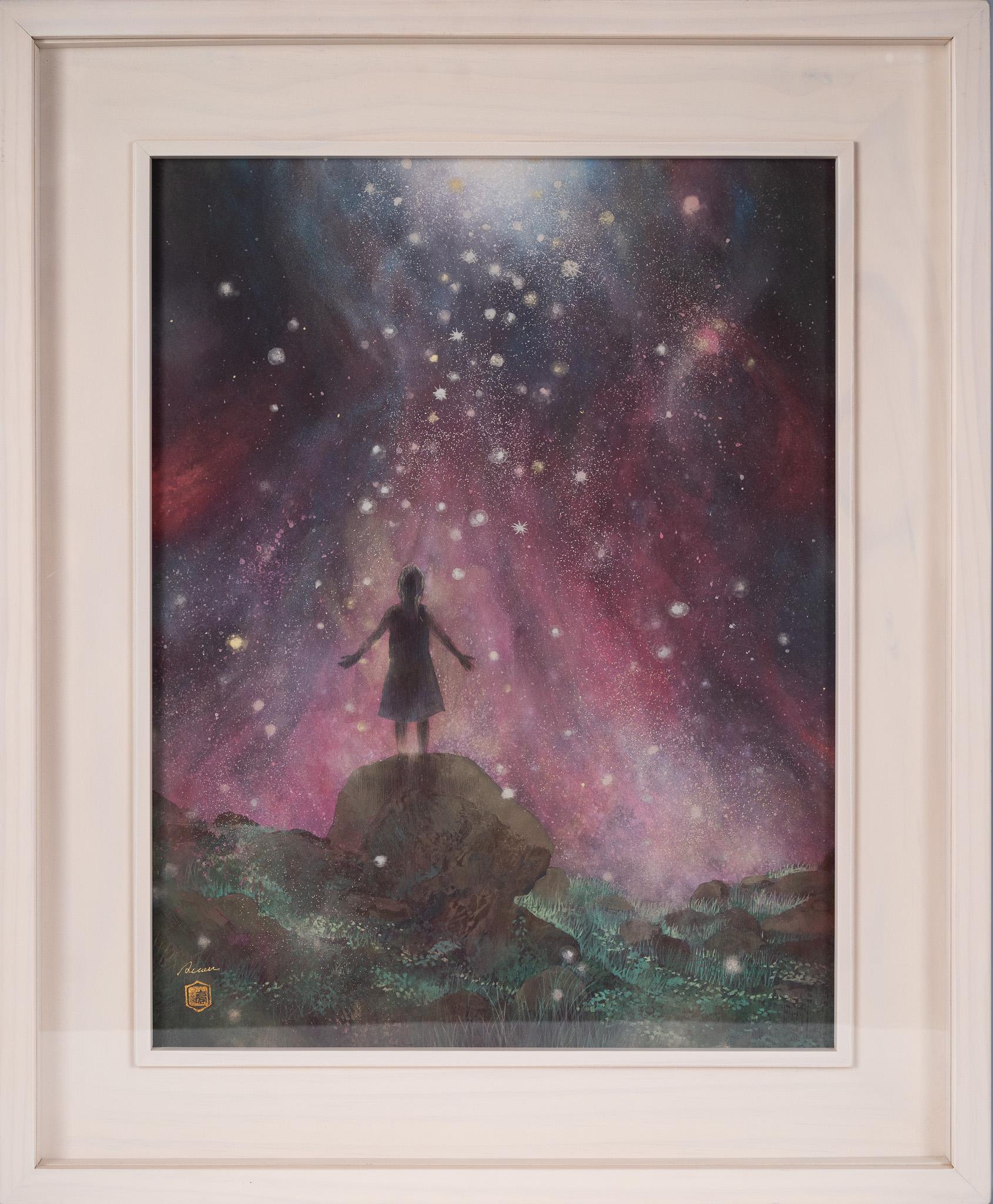 "Blessing" ist ein leuchtendes Nihonga-Gemälde von Akira Ooya, das die stille Magie einfängt, die oft in seiner Traumwelt zu finden ist. Ein junges Mädchen steht auf einem Felsen unter einem Himmel voller treibender Sterne. Sanfte Blau- und Rosatöne