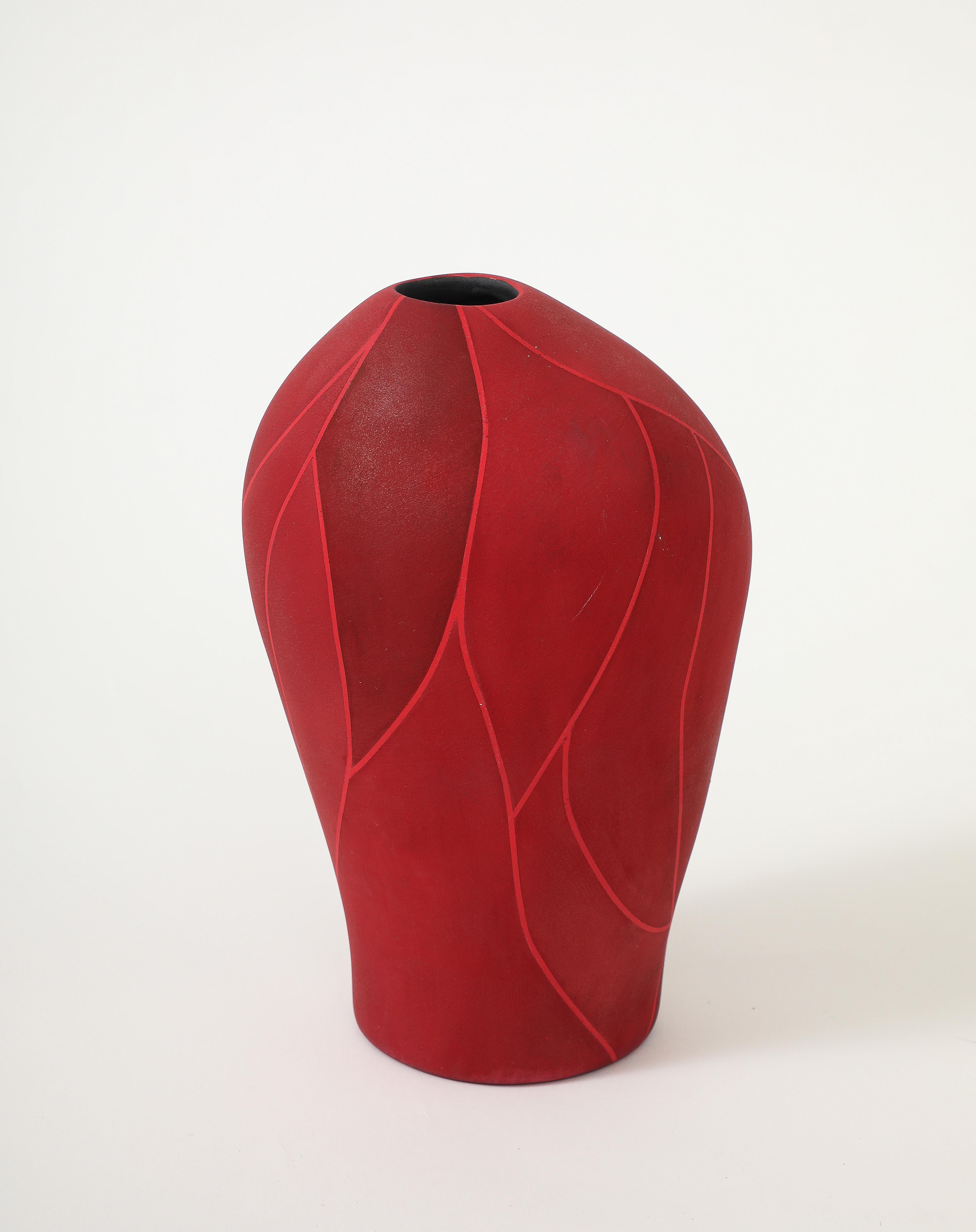 Akira Yamada, Burning Red Vessel no. 6 (猩々緋彩器 no. 6), 2024
KYOTO, B. 1959

La carriera di Akira Yamada come artista della ceramica si estende per oltre tre decenni. Ha avuto come mentore il padre Hikaru Yamada, il famoso ceramista d'avanguardia che