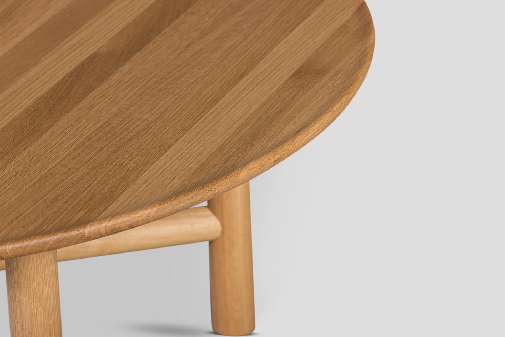 La mesa de centro redonda de 105 cm de Demirden encaja perfectamente tanto en espacios modernos como de decoración clásica. El tablero de madera maciza de roble añade calidez e intimidad a tu hogar con su textura natural. Las patas cilíndricas de