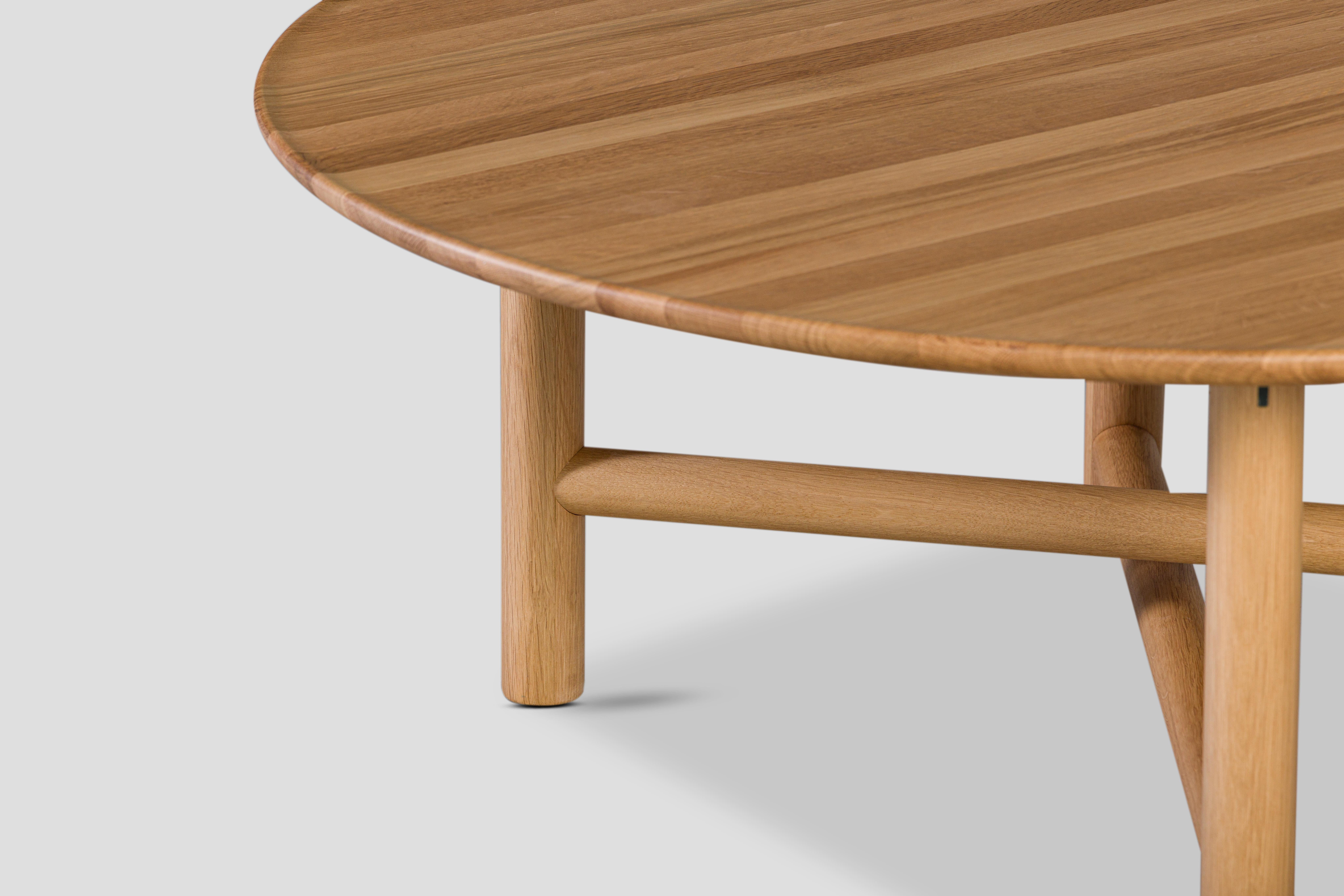 Mesa de centro redonda Akis Tablero de madera maciza de roble, patas cilíndricas de madera maciza de roble (105 cm) Siglo XXI y contemporáneo en venta