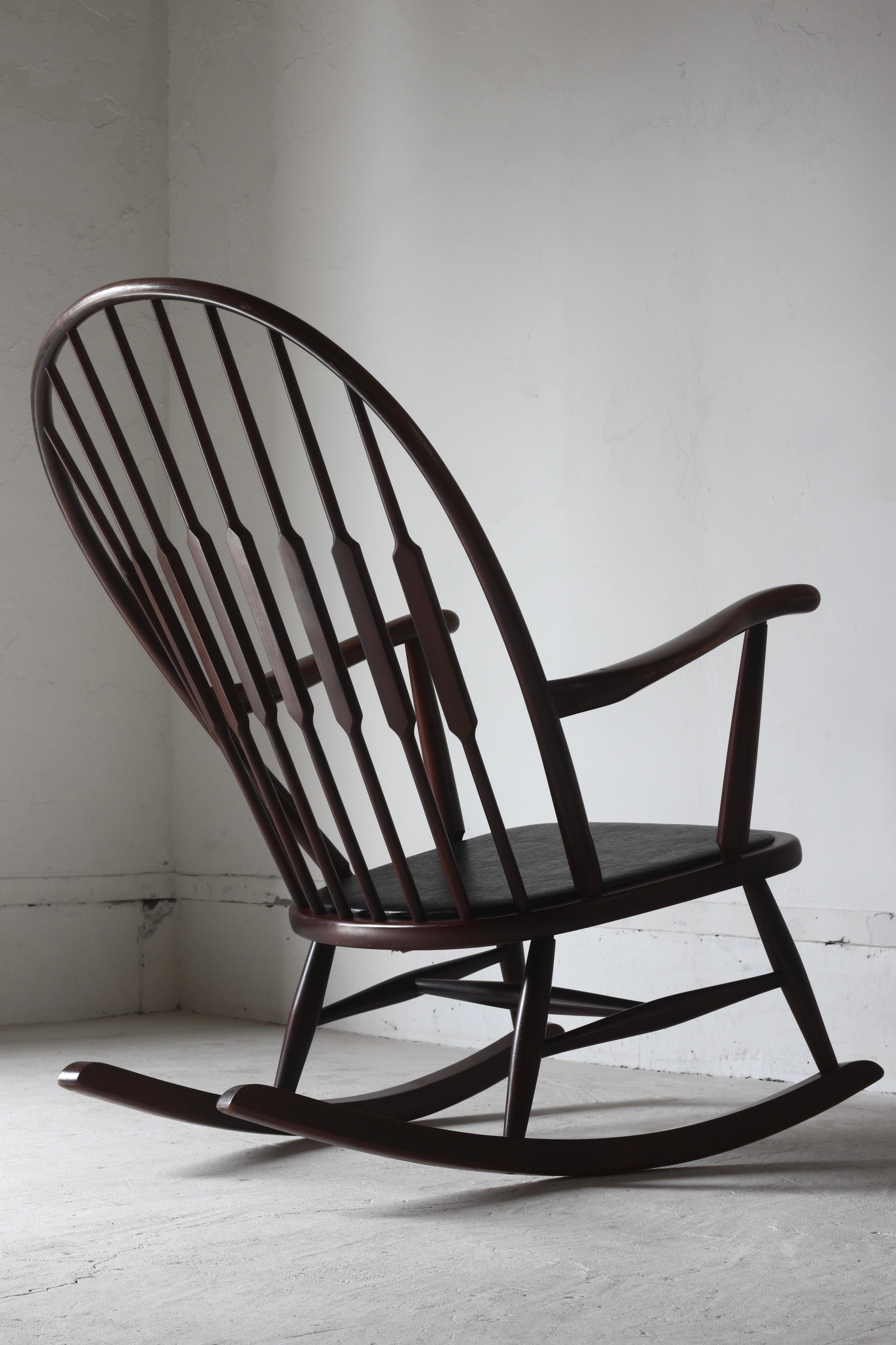 It is a vintage rocking chair made by Akita Woodworking Company, the only workshop specializing in curved wood furniture in Japan.

It is a rare item that is currently out of print and has not been manufactured.

It is a traditional Windsor style