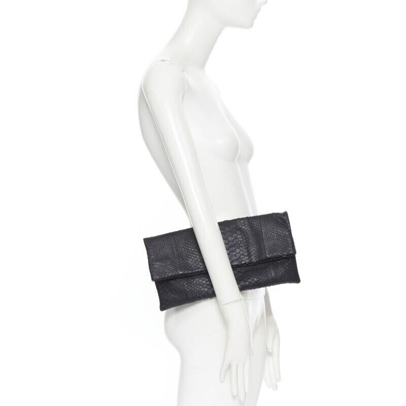 AKKESOIR schwarze, echte, großformatige, rechteckige Clutch-Tasche aus Leder
Referenz: CNLE/A00116
Marke: Akkesoir
Modell: Fold over clutch
MATERIAL: Leder
Farbe: Schwarz
Muster: Solide
Verschluss: Magnet
Zusätzliche Details: Umklappbare, geschuppte