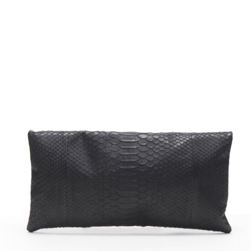 AKKESOIR schwarze, echte, großformatige, rechteckige Clutch-Tasche aus Leder (Schwarz) im Angebot