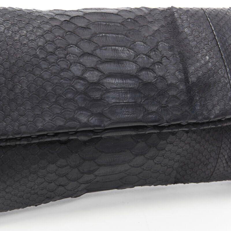 AKKESOIR schwarze, echte, großformatige, rechteckige Clutch-Tasche aus Leder Damen im Angebot