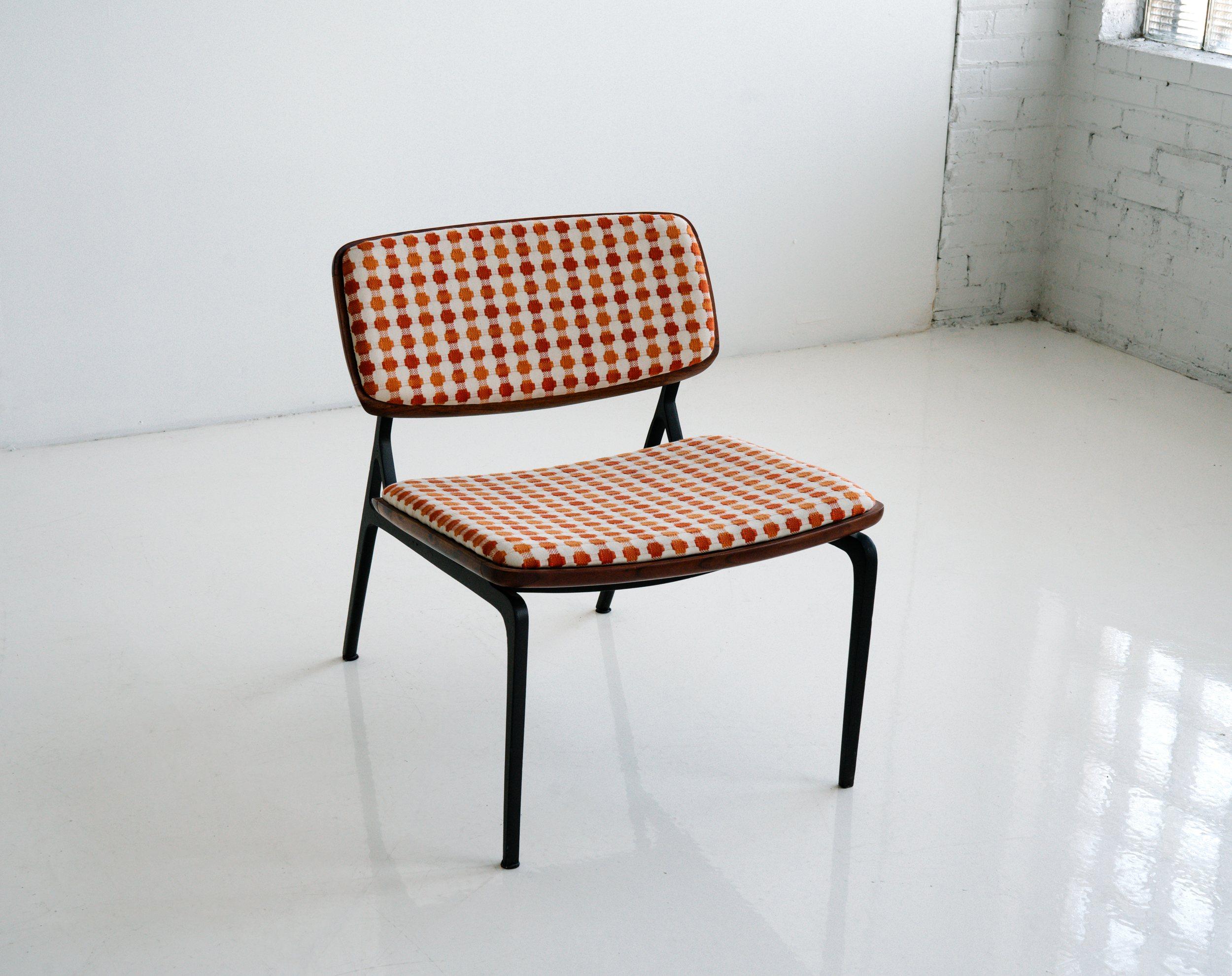American AKMD Aram Cast Aluminum-Frame Lounge Chair For Sale