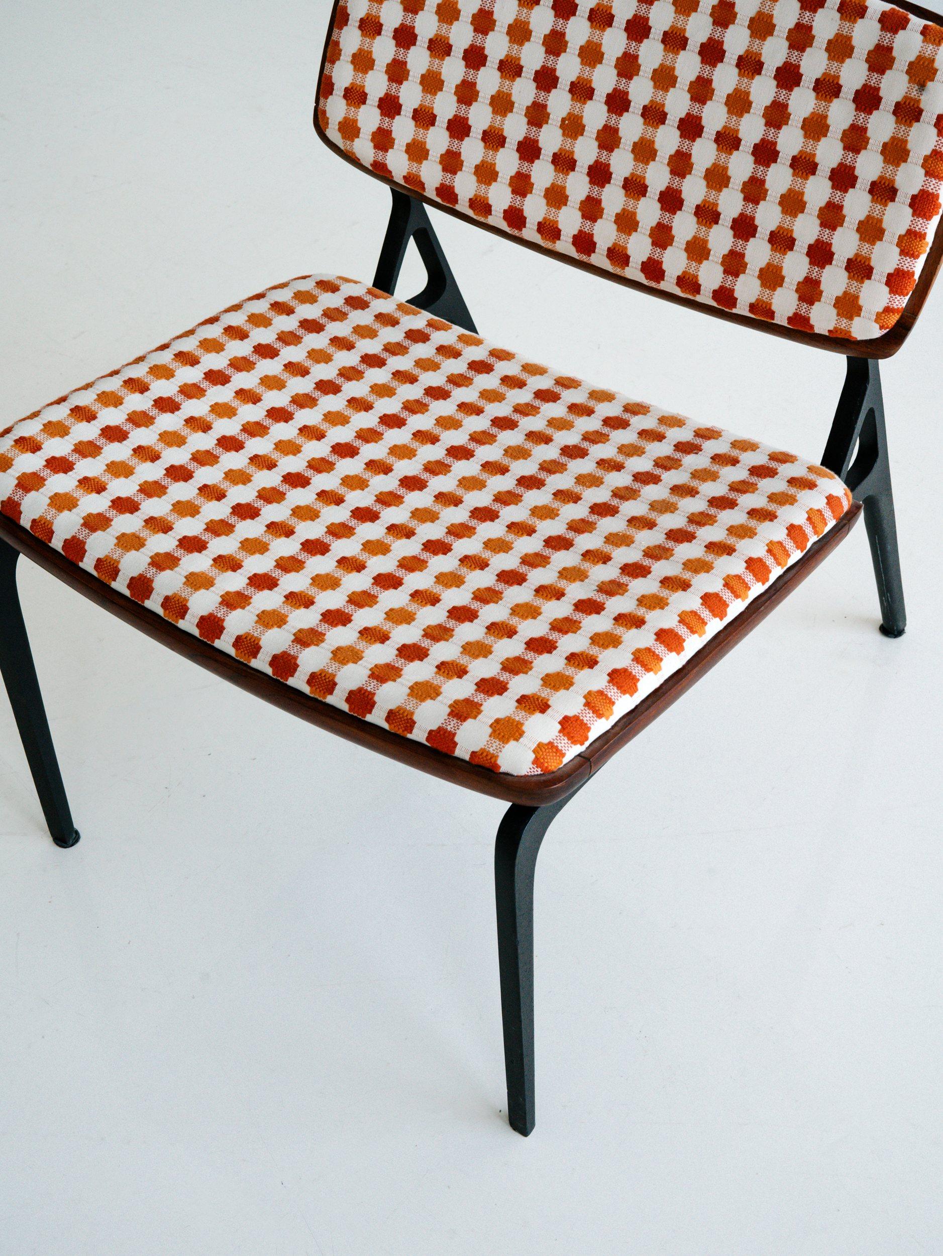 Contemporary AKMD Aram Cast Aluminum-Frame Lounge Chair For Sale