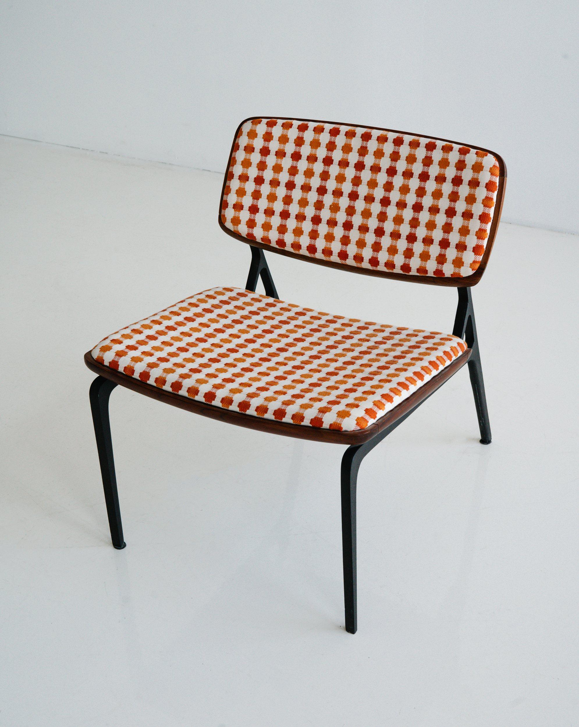 AKMD Aram Cast Aluminum-Frame Lounge Chair For Sale 3