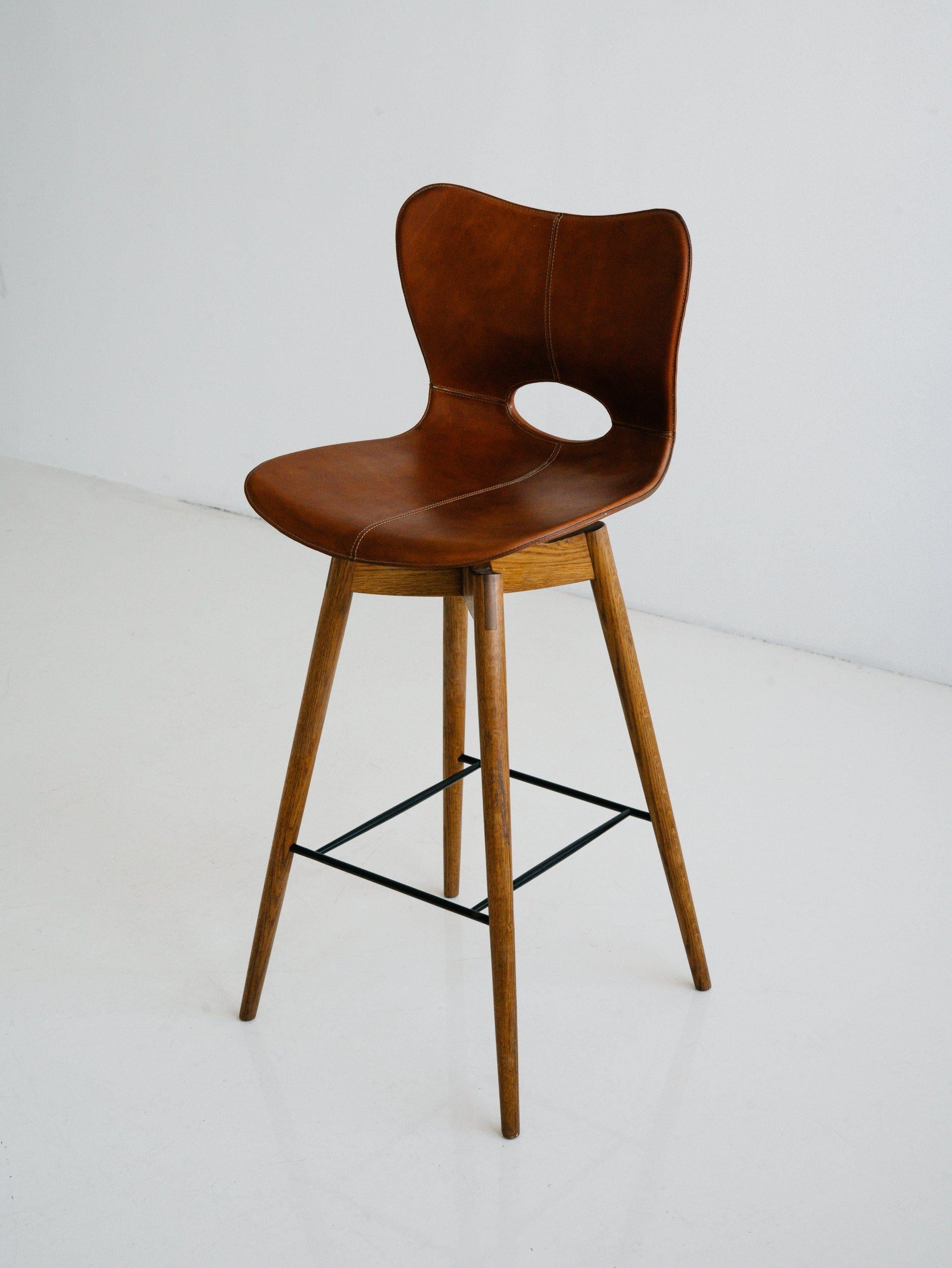Leather AKMD Lariat Bar Stool in leather For Sale