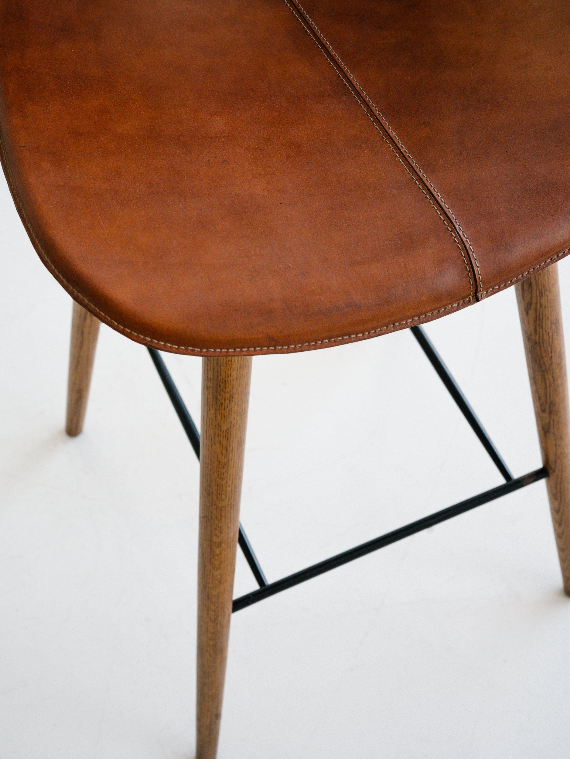 Indian AKMD Lariat Bar Stool in leather For Sale