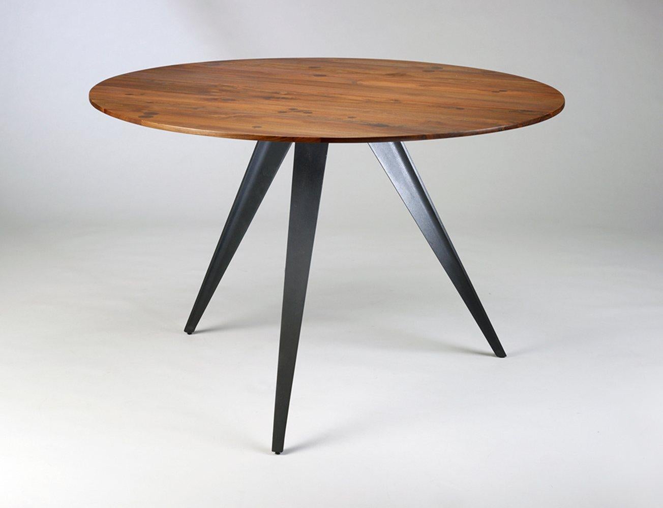 XXIe siècle et contemporain Table de salle à manger AKMD Soho en métal moulé avec plateau en bois (fabriqué sur commande) en vente