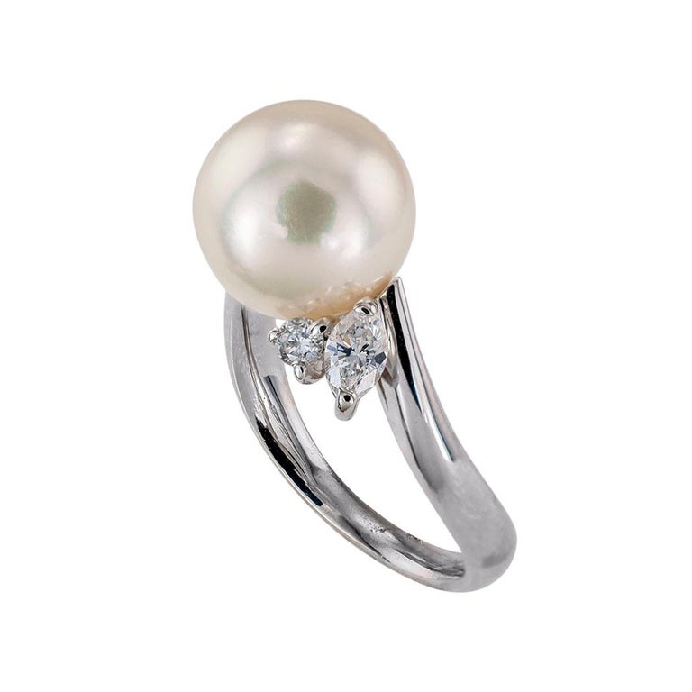 Akoya 9.2 mm cultured pearl diamond and platinum ring circa 1990.  Clear and concise information you want to know is listed below.  Contact us right away if you have additional questions.  We are here to connect you with beautiful and affordable