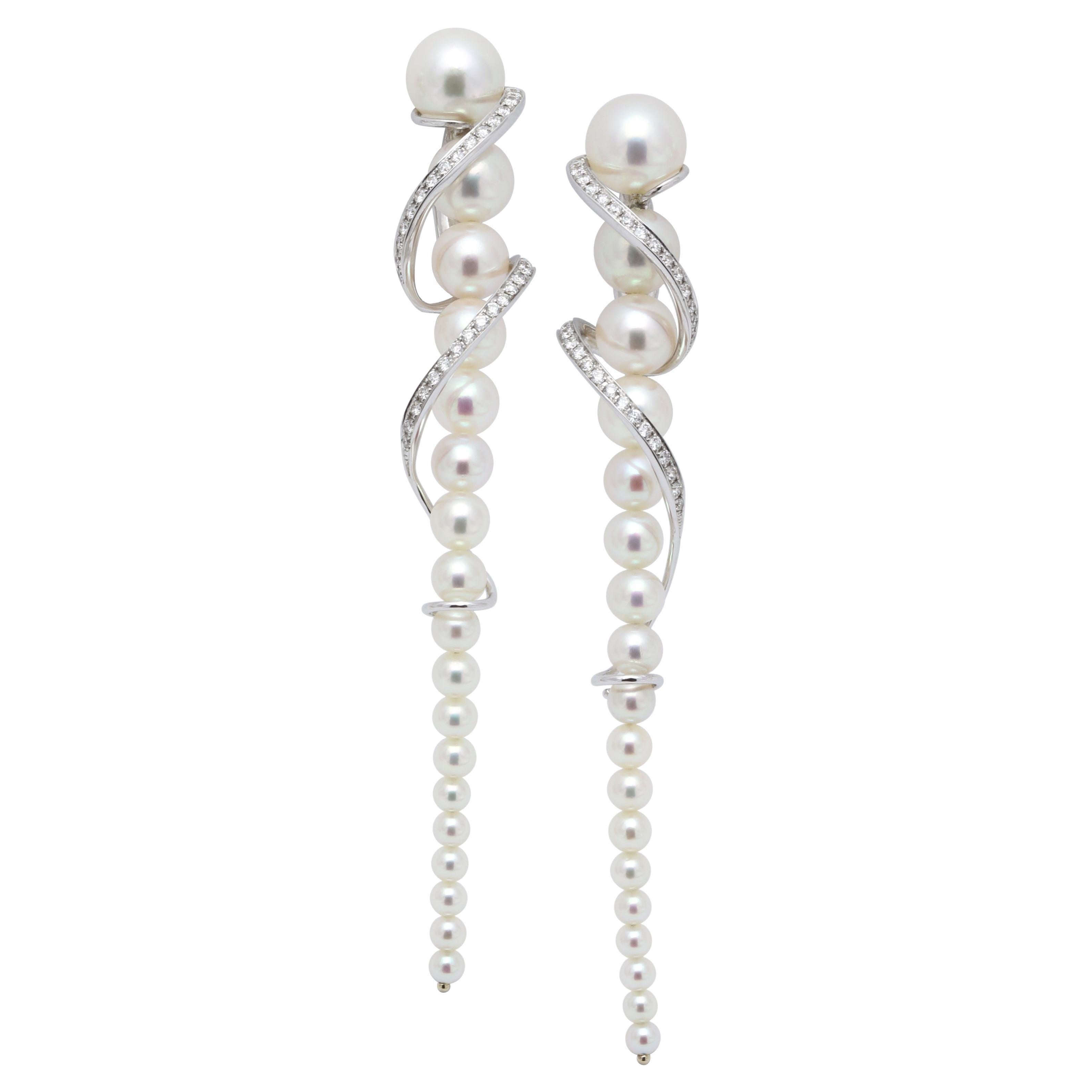 Akoya Boucles d'oreilles cocktail torsadées de luxe en or blanc avec perles blanches et diamants en vente
