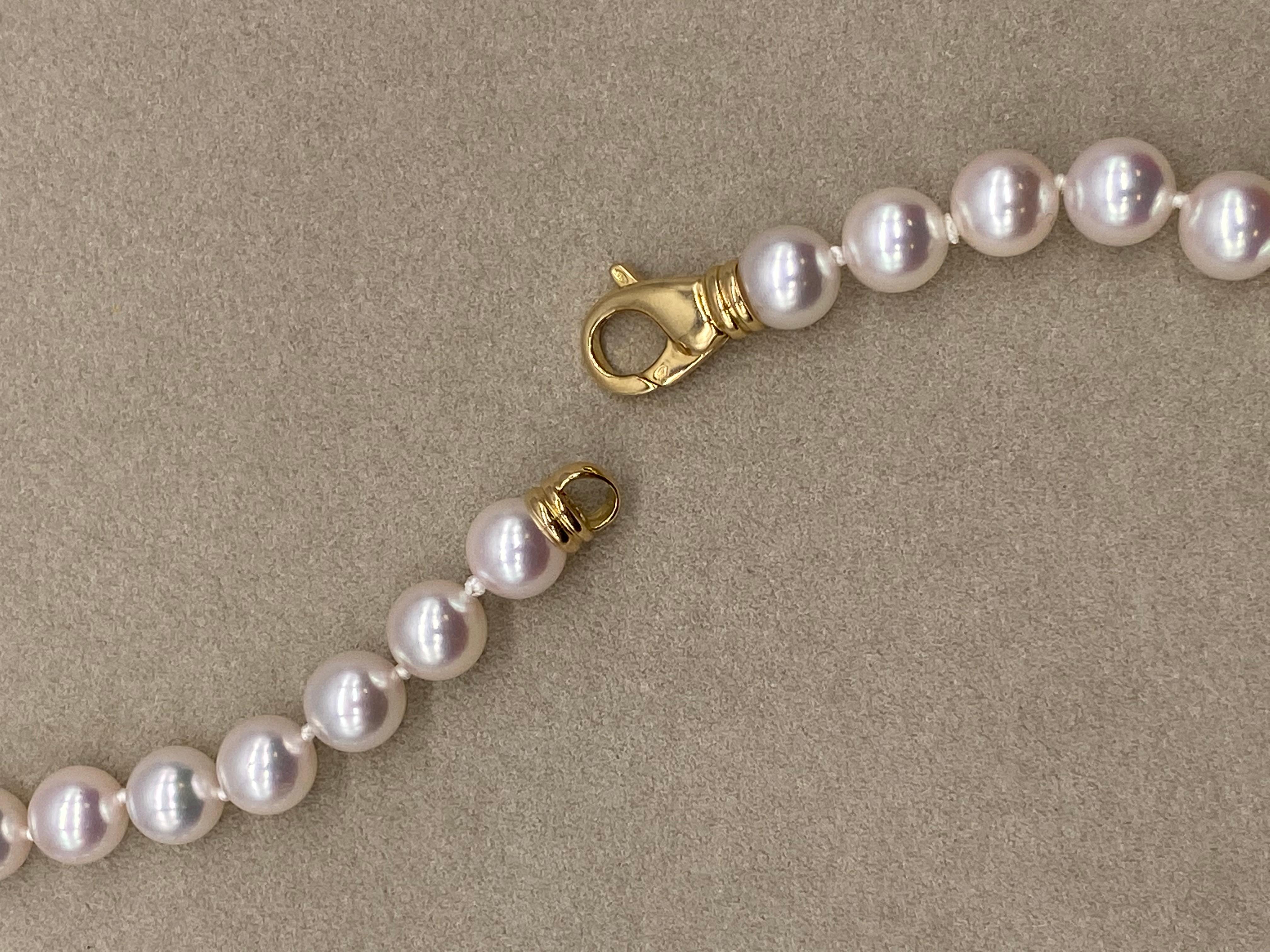 Discover this magnificent Akoya pearl necklace, a true symbol of grace and sophistication. Akoya pearls, renowned for their natural brilliance and impeccable finish, have been appreciated for centuries for their timeless beauty. This necklace is a