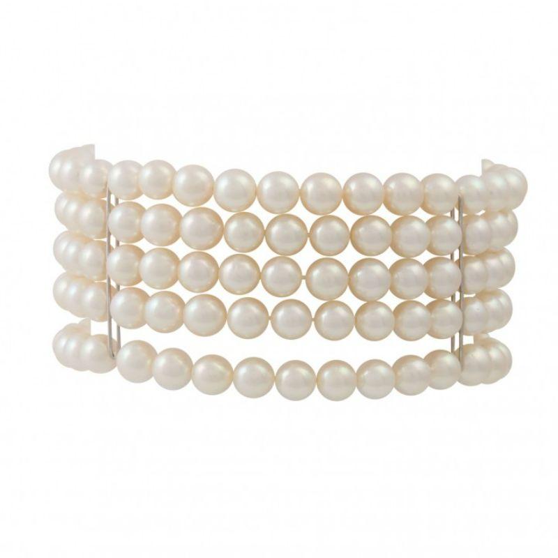 Akoya cultured pearl bracelet, 5 rows, white-rosé, very nice luster, clasp in the middle with a Mabé cultured pearl D: approx. 13 mm, 8 brilliant-cut diamonds total approx. 0.48 ct. of good color and clarity, carved emerald/sapphire leaves, WG 18K,