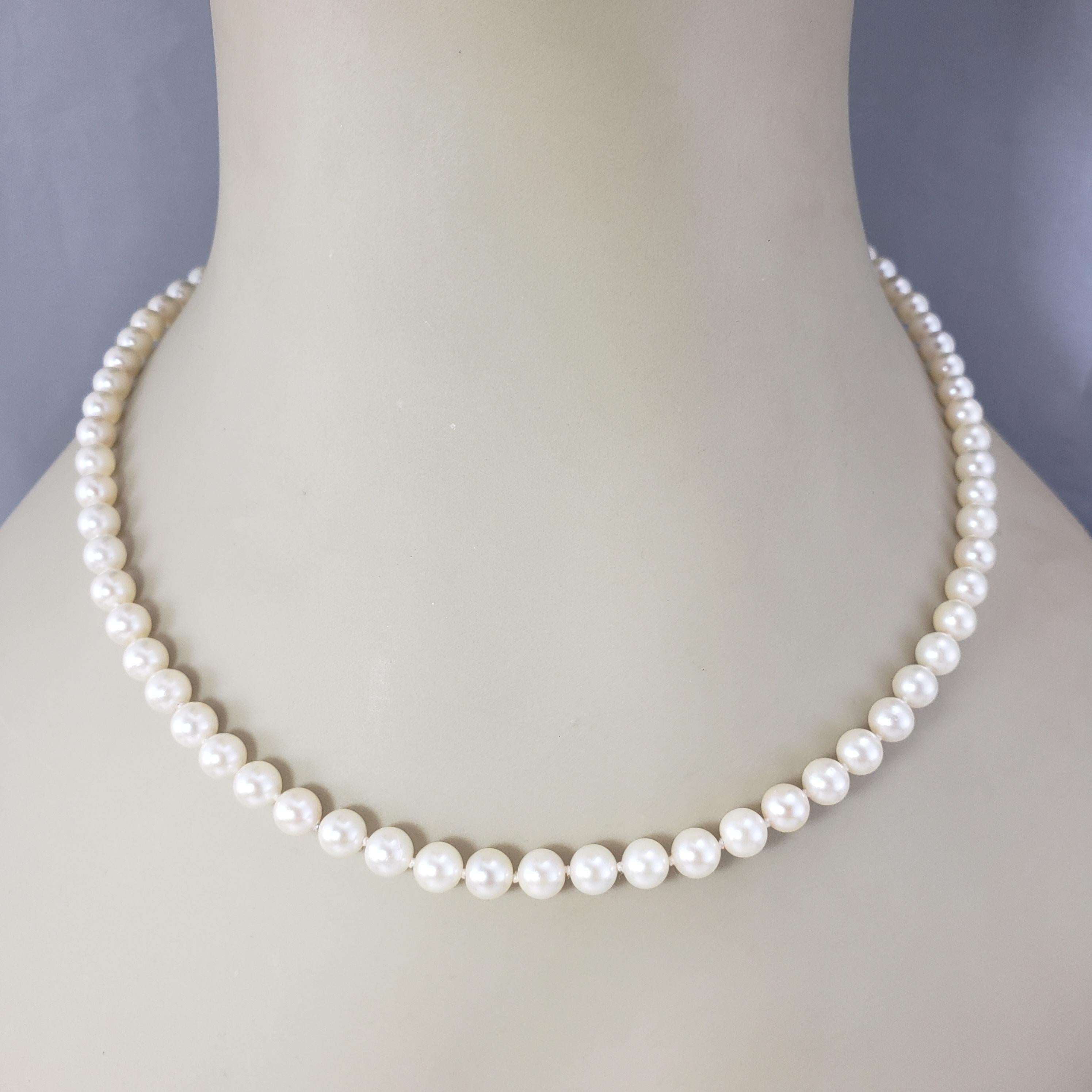 Collier de perles de culture Akoya 5.5 - 6mm avec fermoir en or jaune 14K #22368 en vente 1