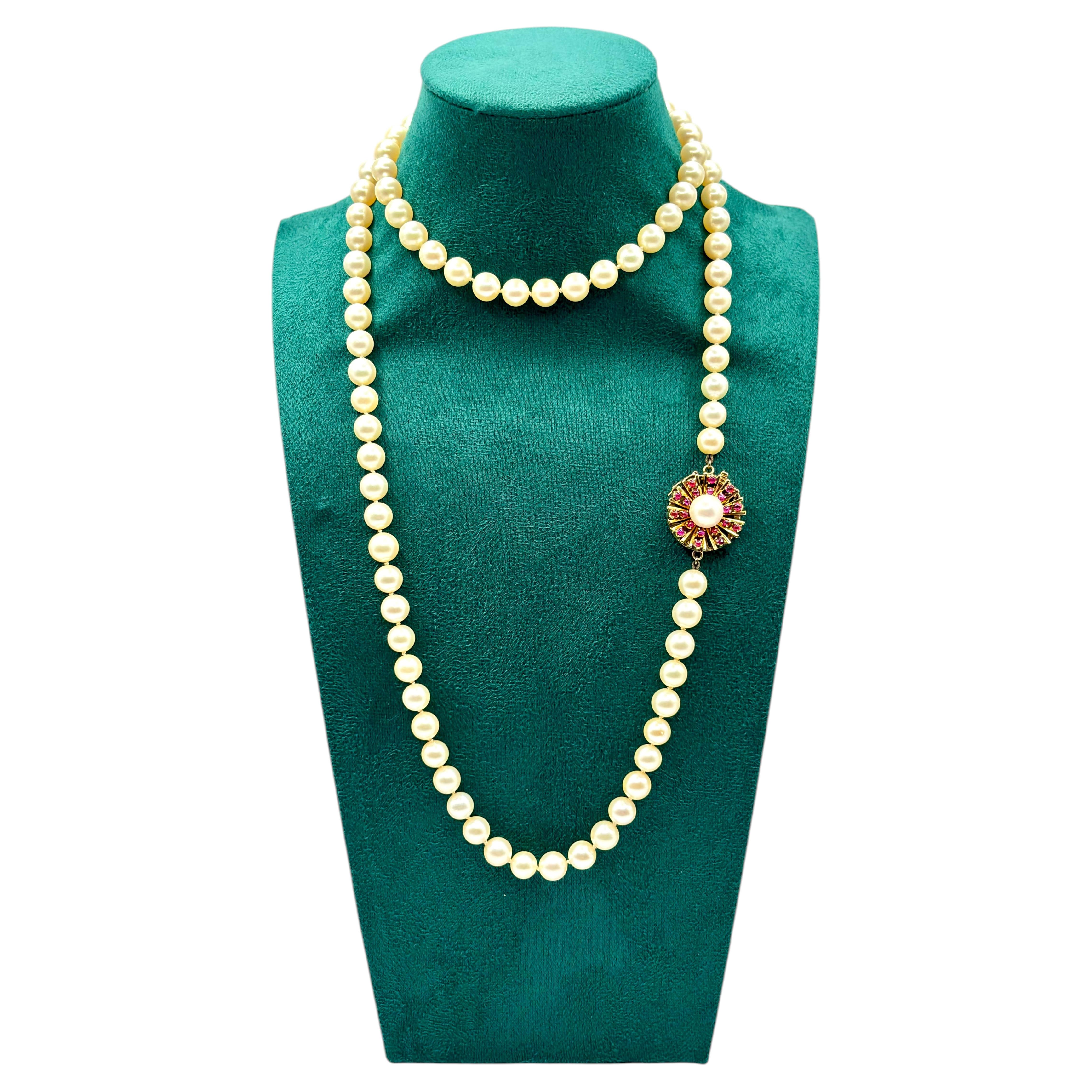 Who wears pearl necklaces?