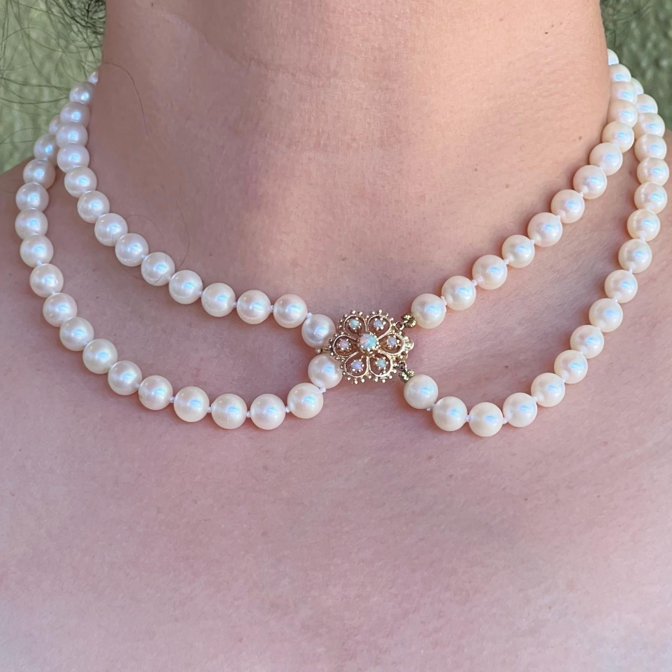 Akoya-Halskette mit umwandelbarem Verschluss, japanische weiße Perle 14 Karat und Opal Damen im Angebot