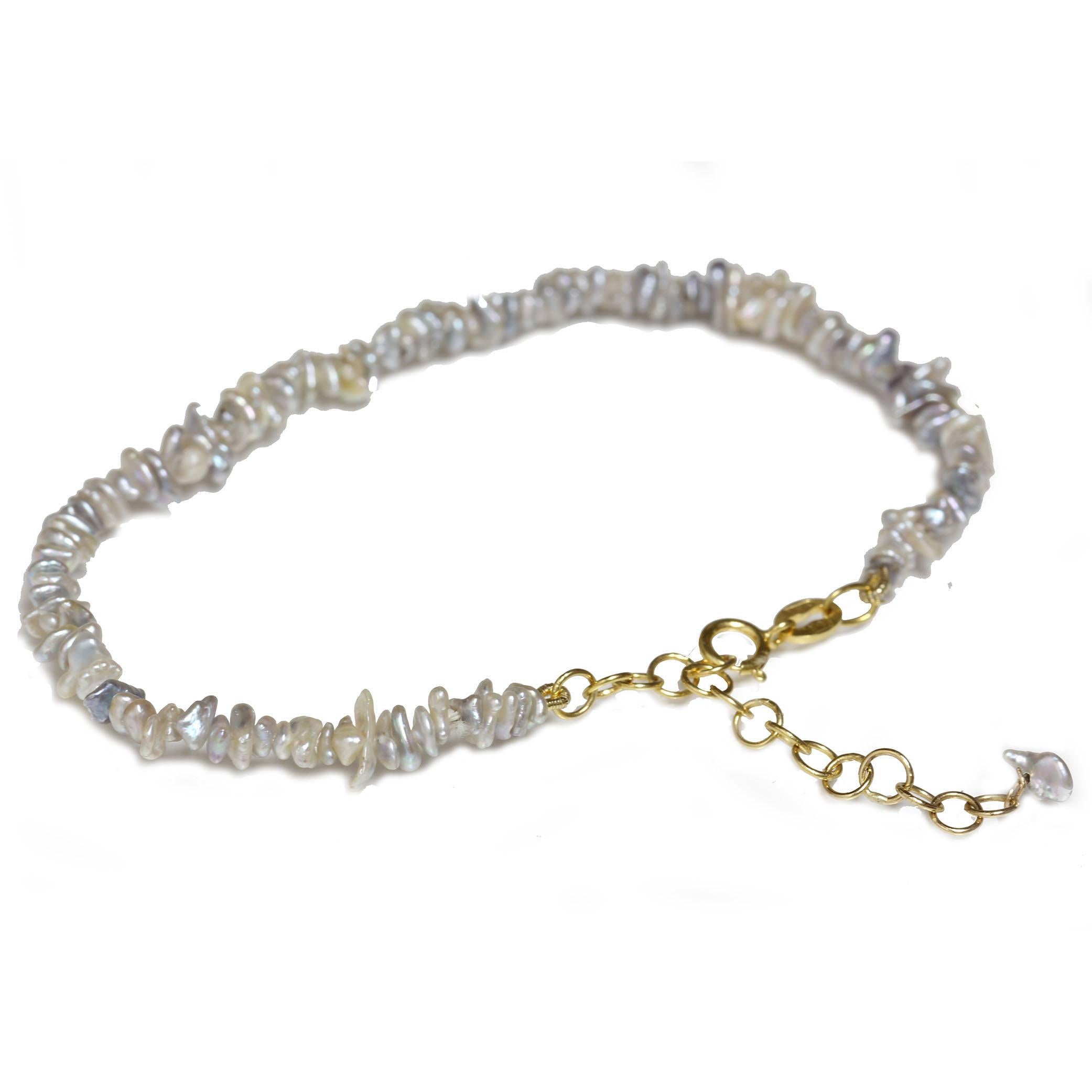 Bracelet de perles akoya keshi de 3 à 4 mm, de forme baroque et de couleur bleu argenté.  Très grande brillance et qualité. La longueur totale est de 7