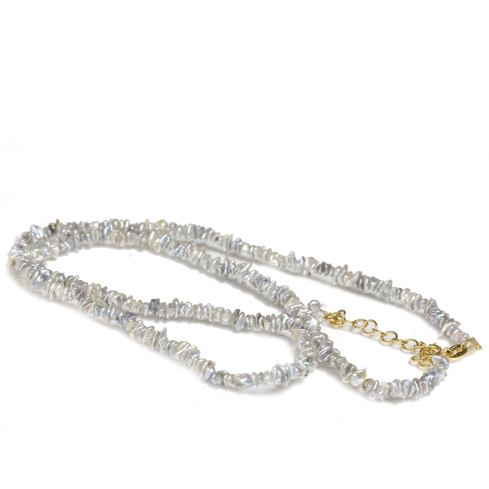 Perles Akoya keshi d'eau salée à plusieurs rangs avec une perle de mer du sud à l'extrémité. Ce collier est composé de 30 rangs de minuscules perles keshi, il est tellement unique avec des perles d'Akoya de 1,6 à 2,0 mm sur plusieurs rangs et une