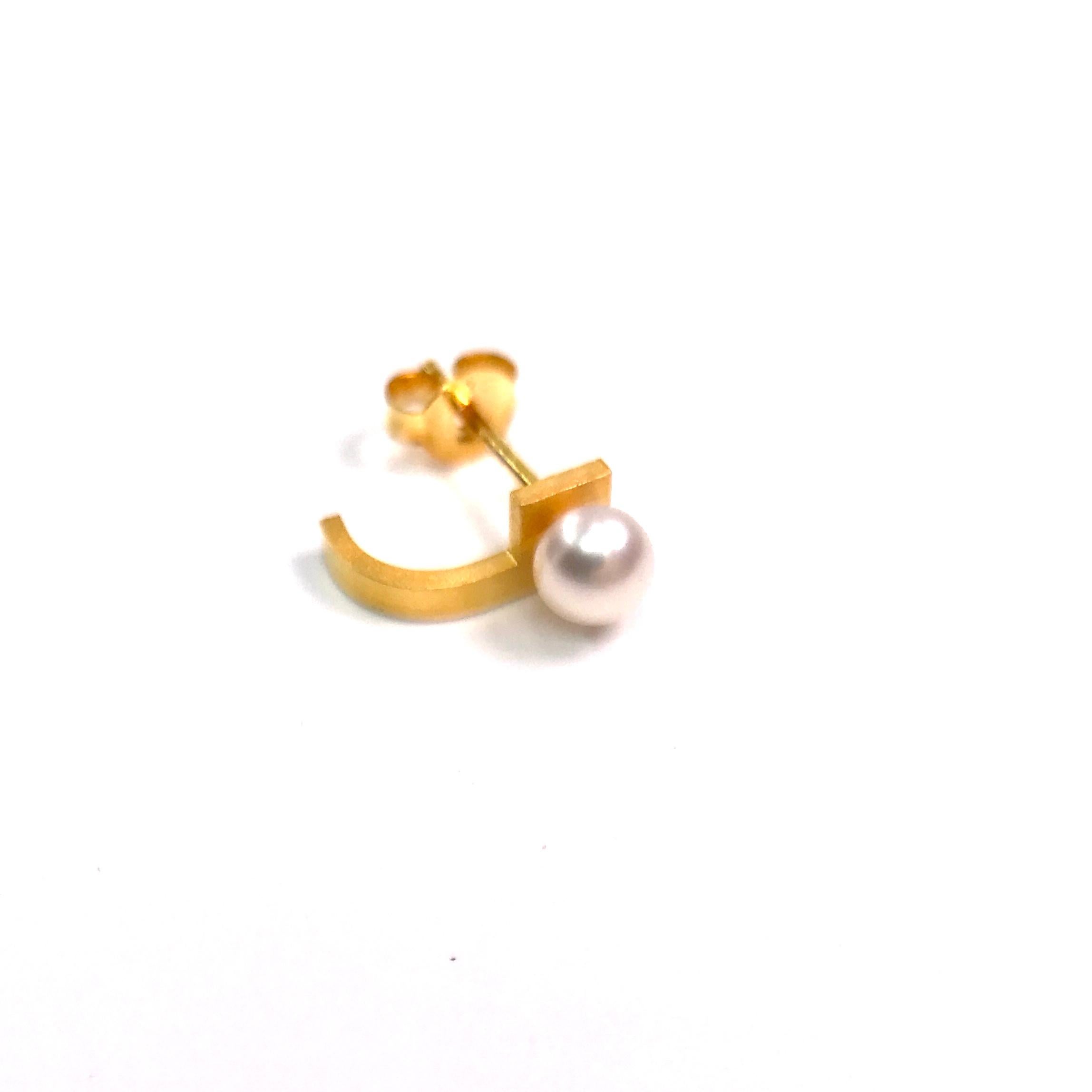 Taille ronde Boucles d'oreilles courbes carrées en or jaune 18 carats avec perles d'eau douce  en vente