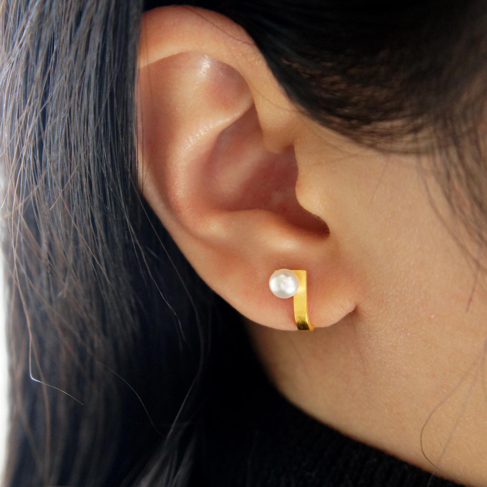 Artisan Boucles d'oreilles courbes carrées en or jaune 18 carats avec perles d'eau douce  en vente