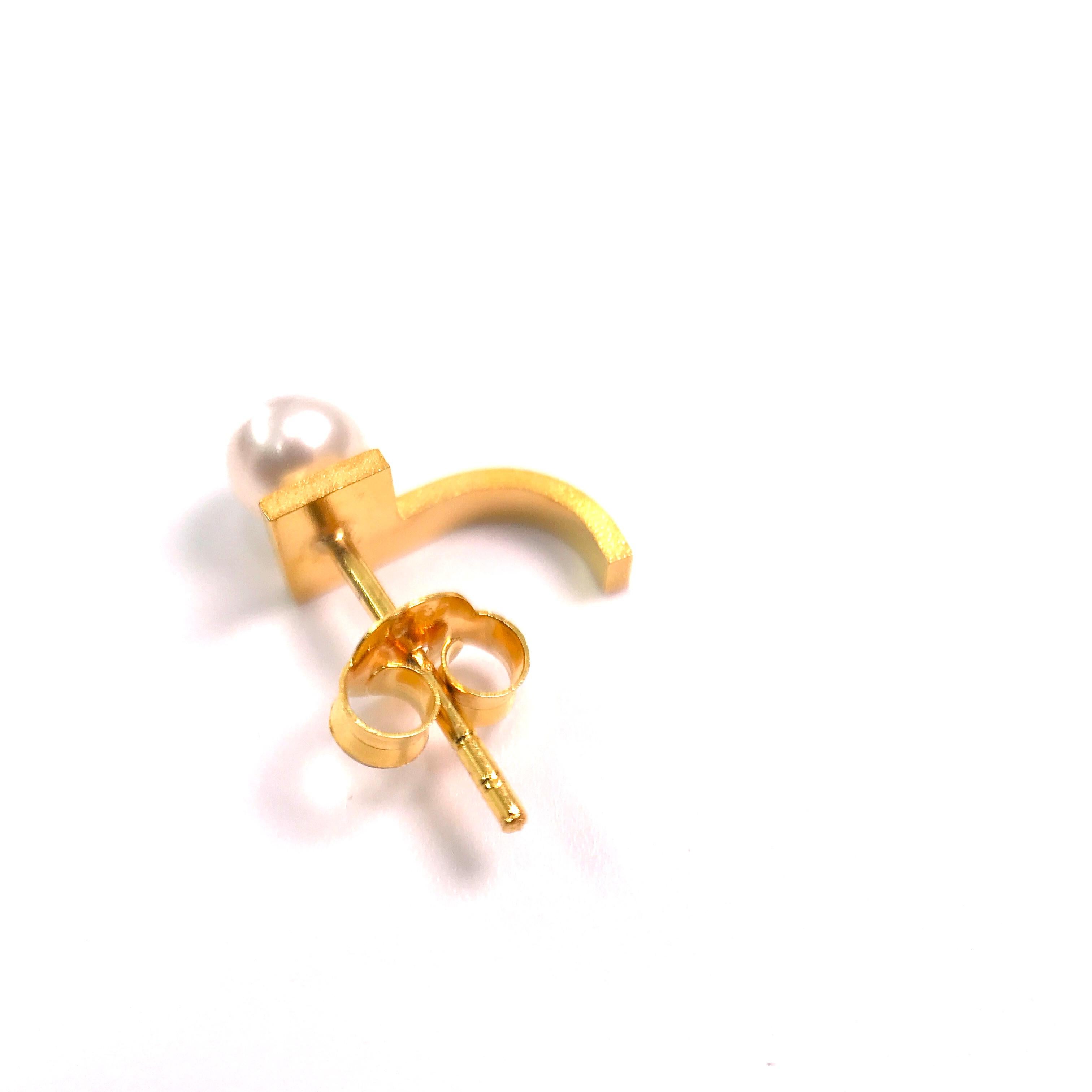 Boucles d'oreilles courbes carrées en or jaune 18 carats avec perles d'eau douce  Pour femmes en vente