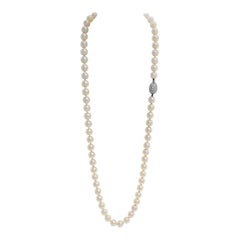 Collar de perlas Akoya de oro blanco de 18 quilates con cierre de diamantes