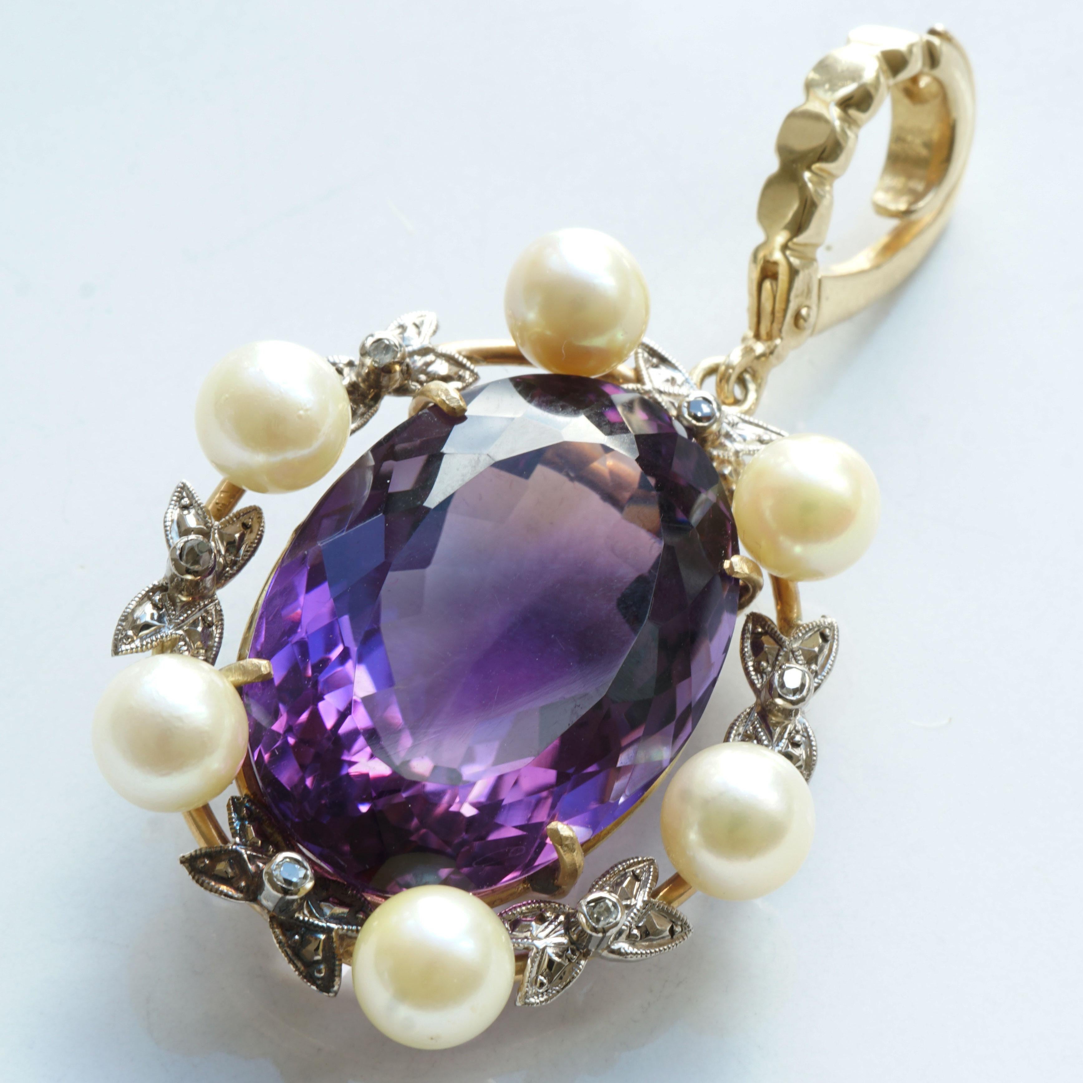 what a great amethyst of 25 ct, AAA+, purple with red parts, 24 x 17.5 mm in size, delightfully bordered with small bows alternating with white Akoya cultured pearls of 6 mm diameter, set with 6 rhodium-plated rose-cut diamonds, clip in 585 yellow